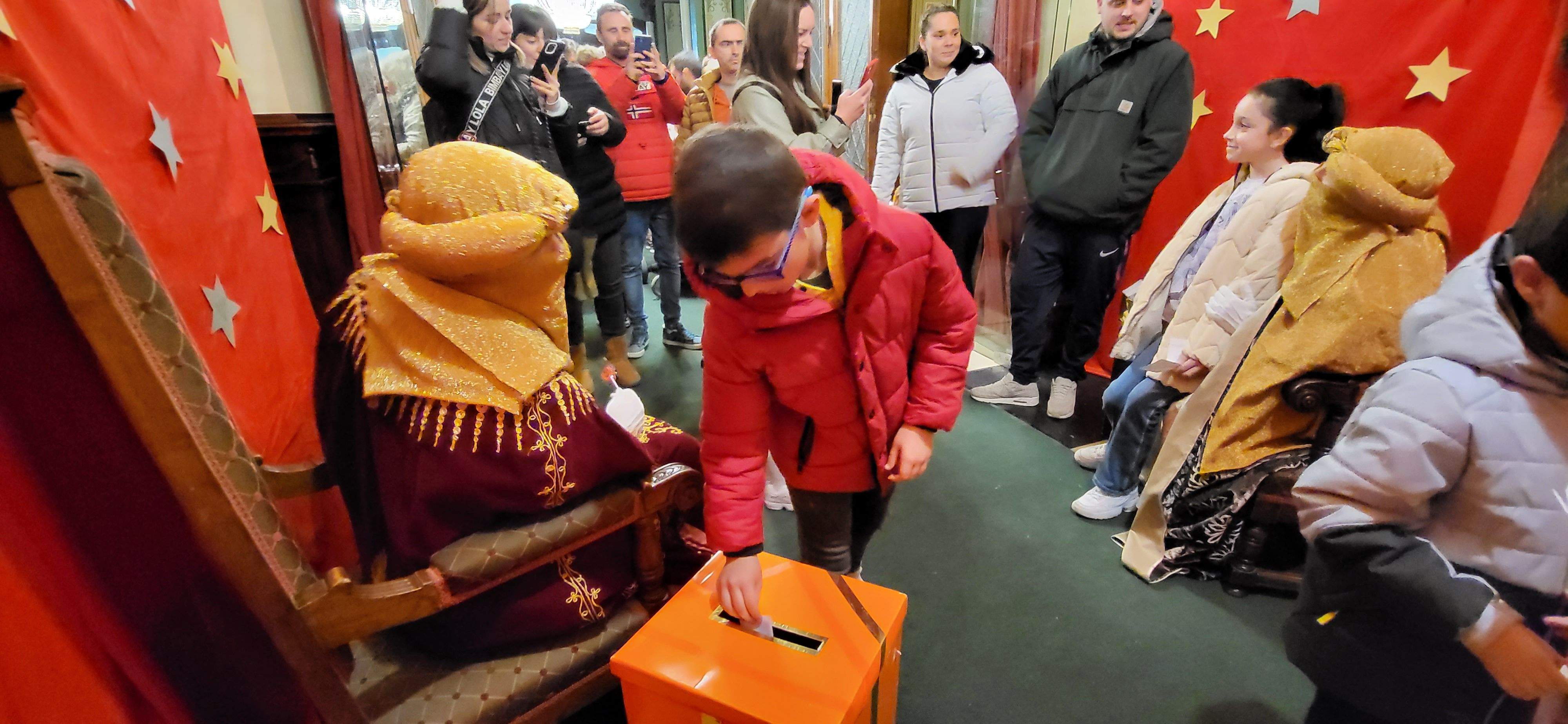 Los pajes reales reciben las cartas de los niños y niñas oscenses.