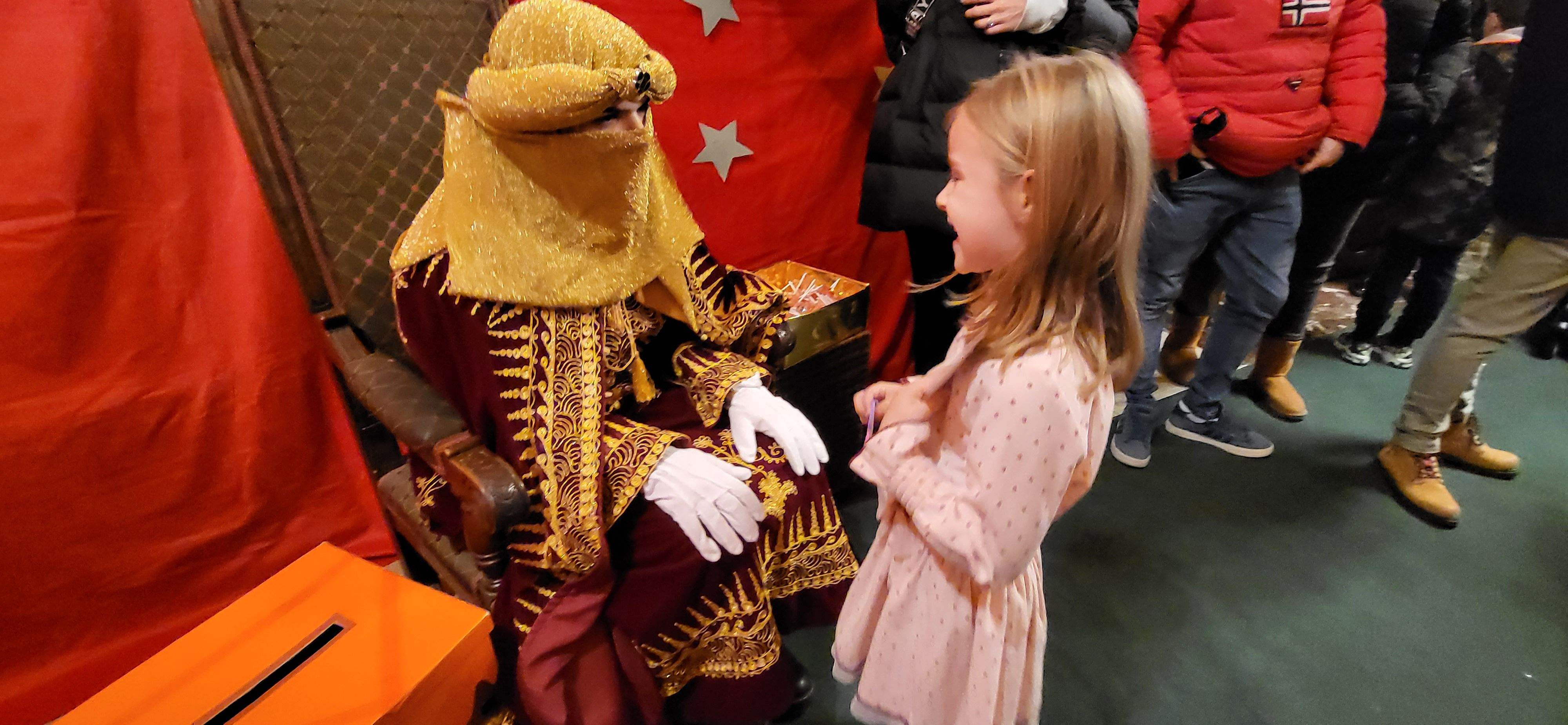 Los pajes reales reciben las cartas de los niños y niñas oscenses.