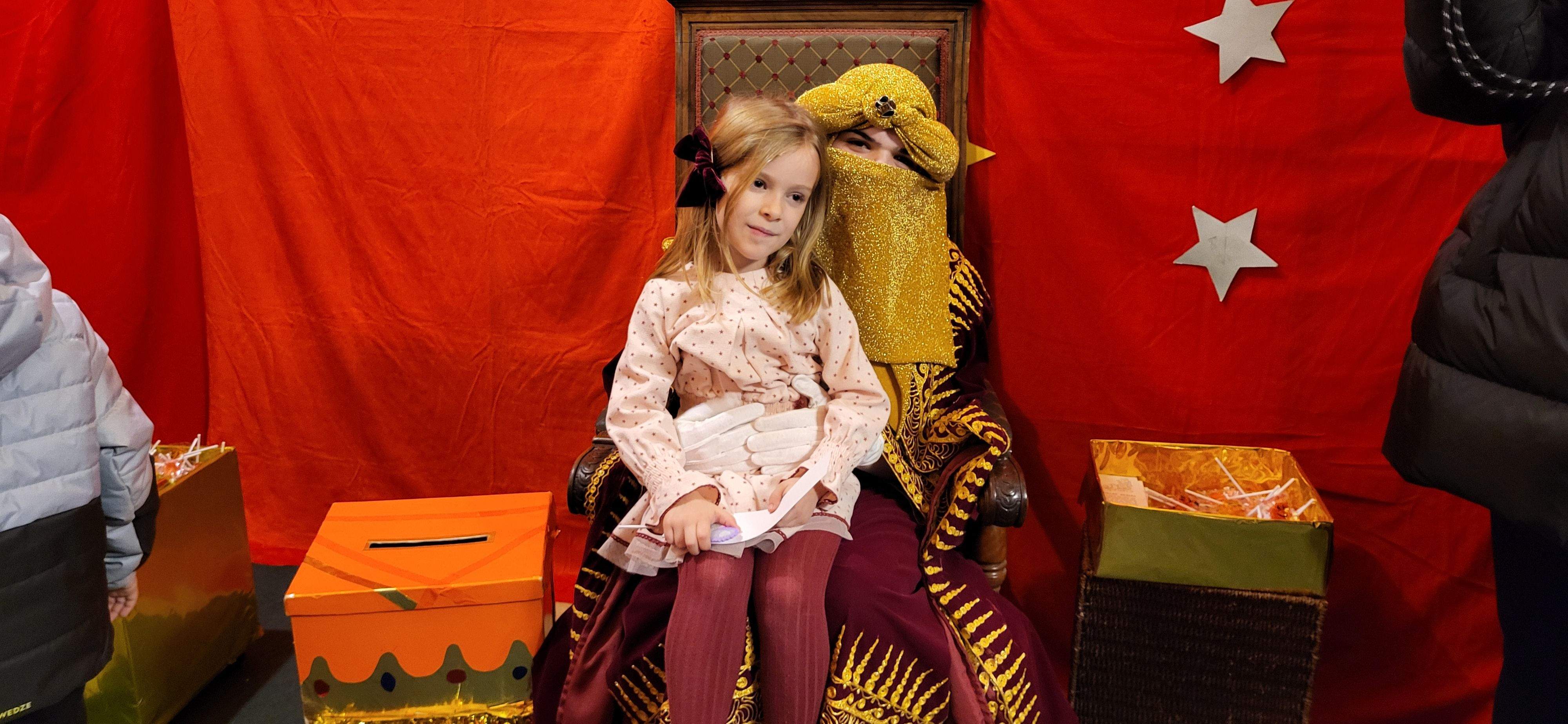 Los pajes reales reciben las cartas de los niños y niñas oscenses.