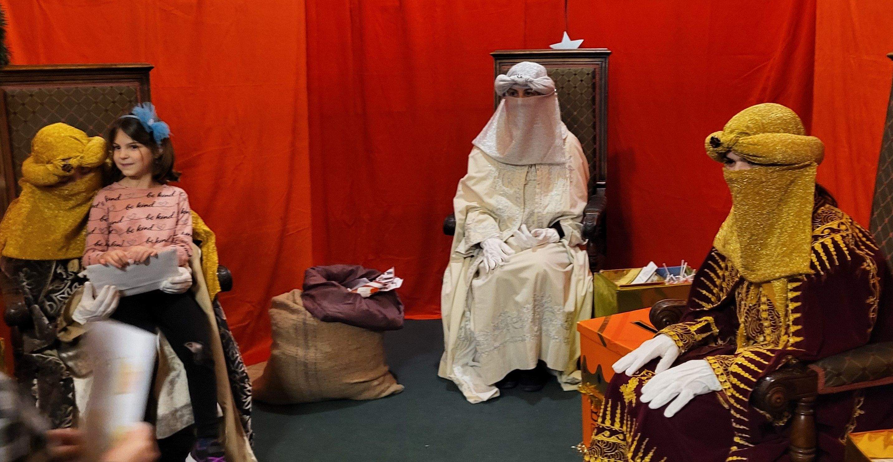 Los pajes reales reciben las cartas de los niños y niñas oscenses.