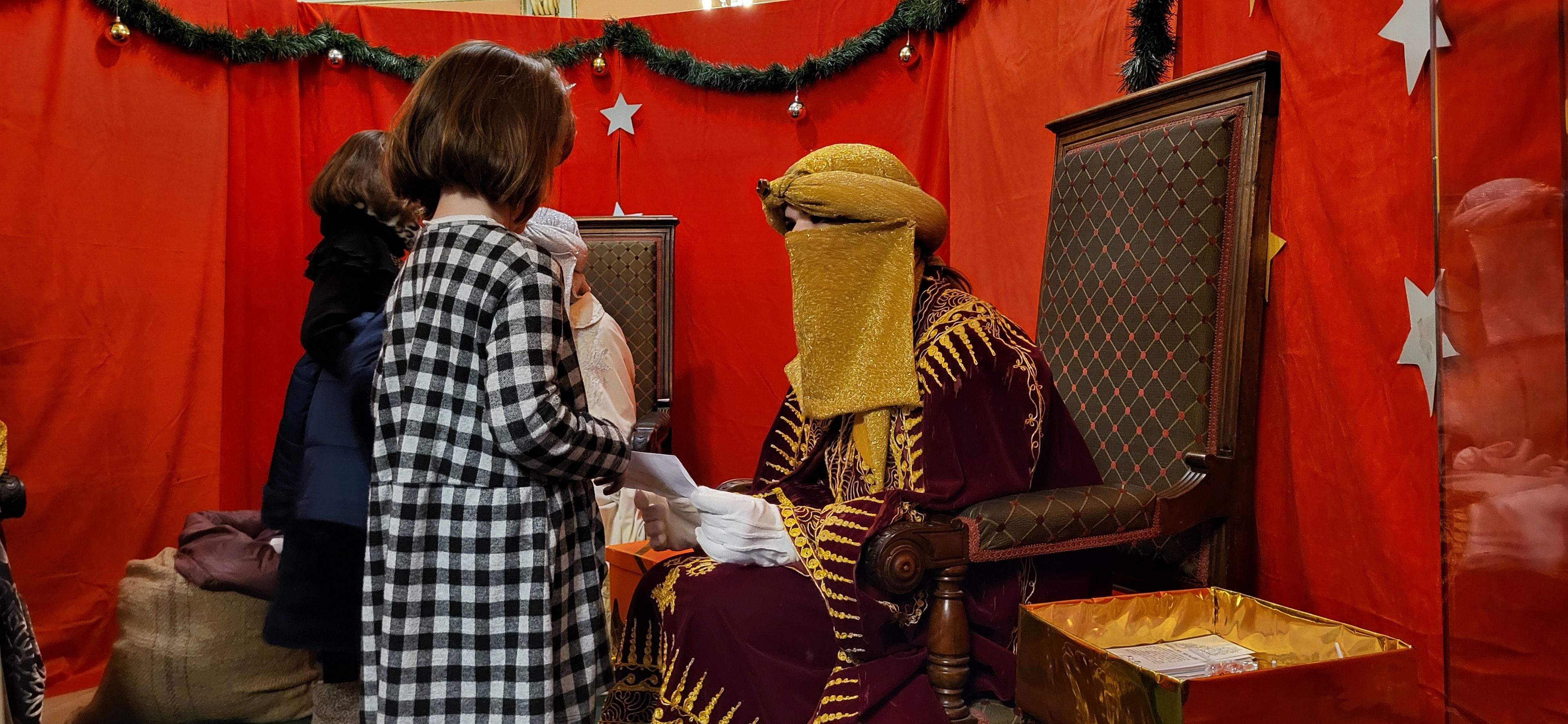 Los pajes reales reciben las cartas de los niños y niñas oscenses.