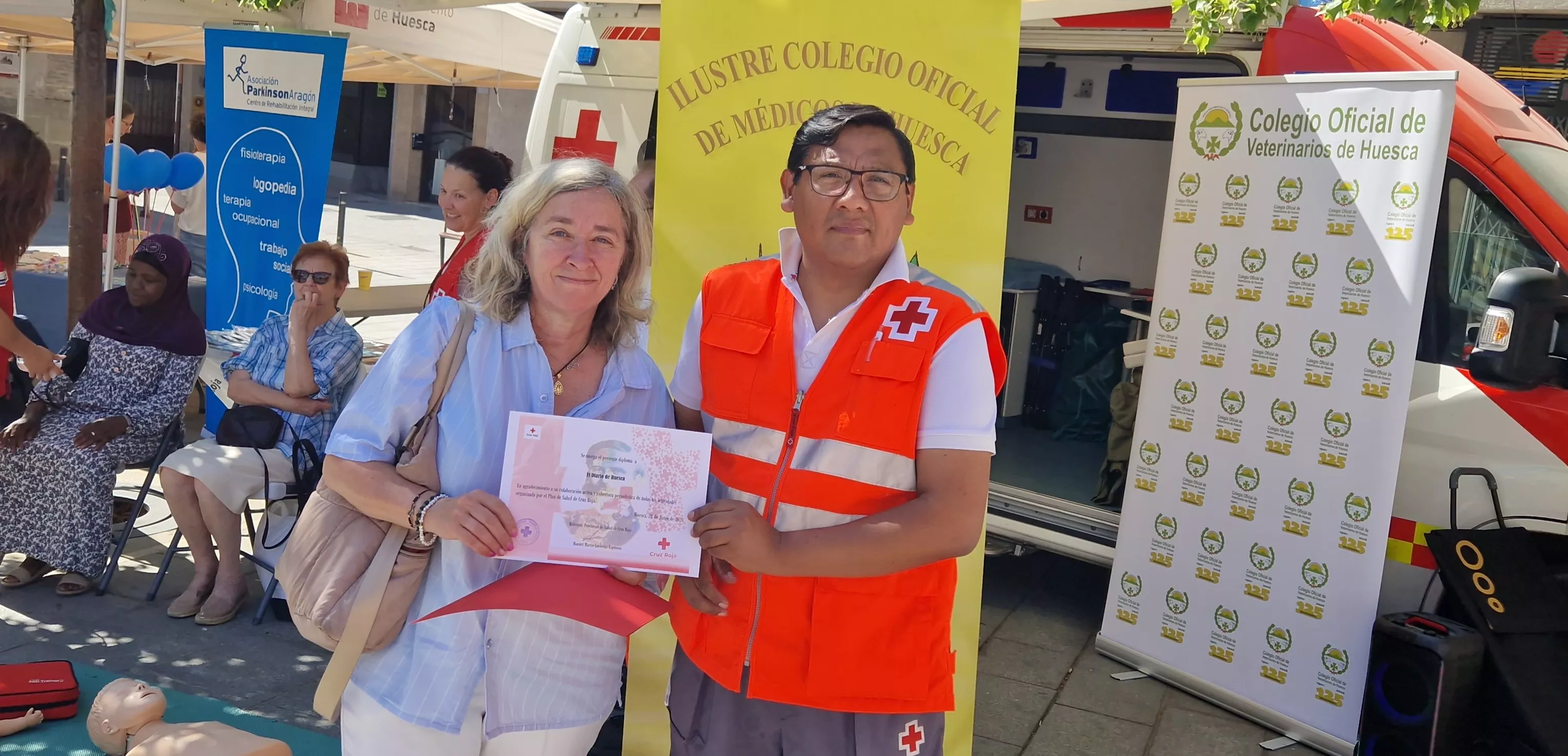 Cruz Roja ha entregado un diploma a EL DIARIO DE HUESCA por su apoyo a esta entidad. Foto Myriam Martínez