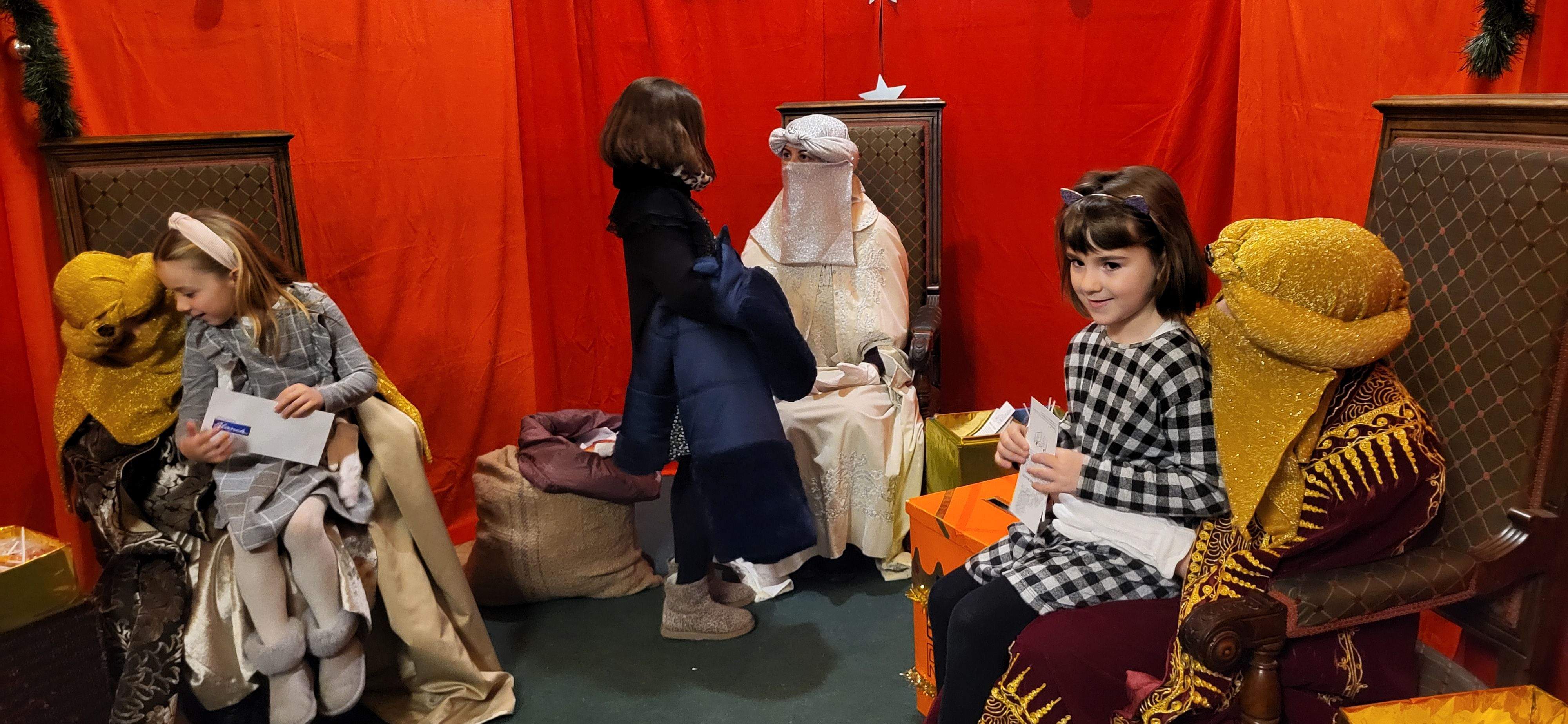 Los pajes reales reciben las cartas de los niños y niñas oscenses.