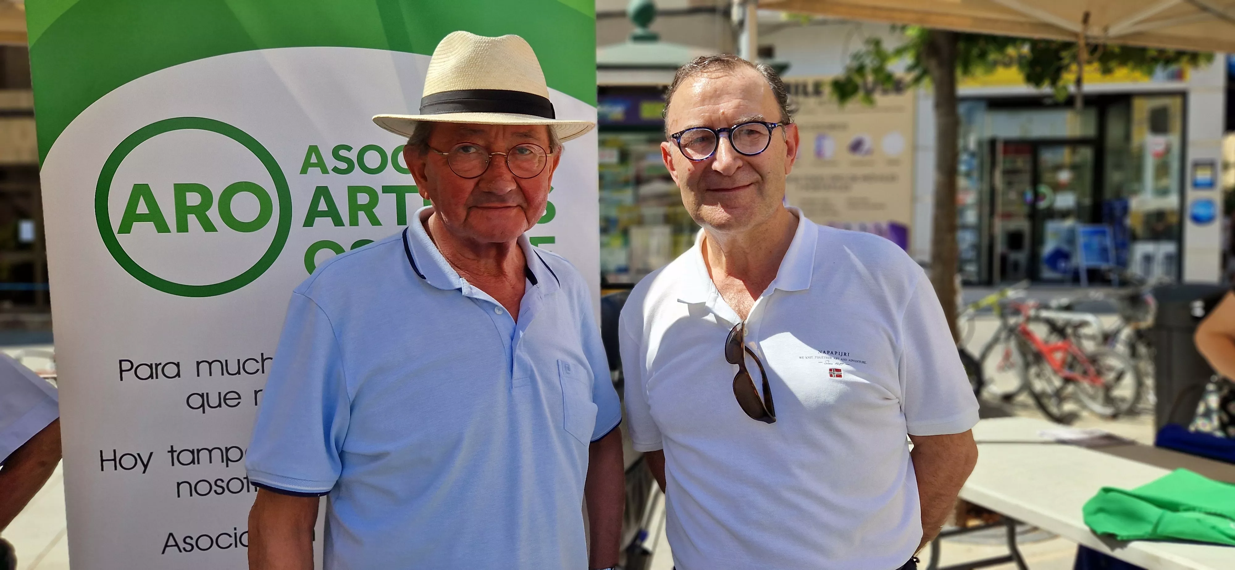 Fernando Oliván y  Juan Ignacio Lobera Álvarez, expresidente y nuevo presidente de la Asociación Artritis Oscense. Foto Myriam Martinez