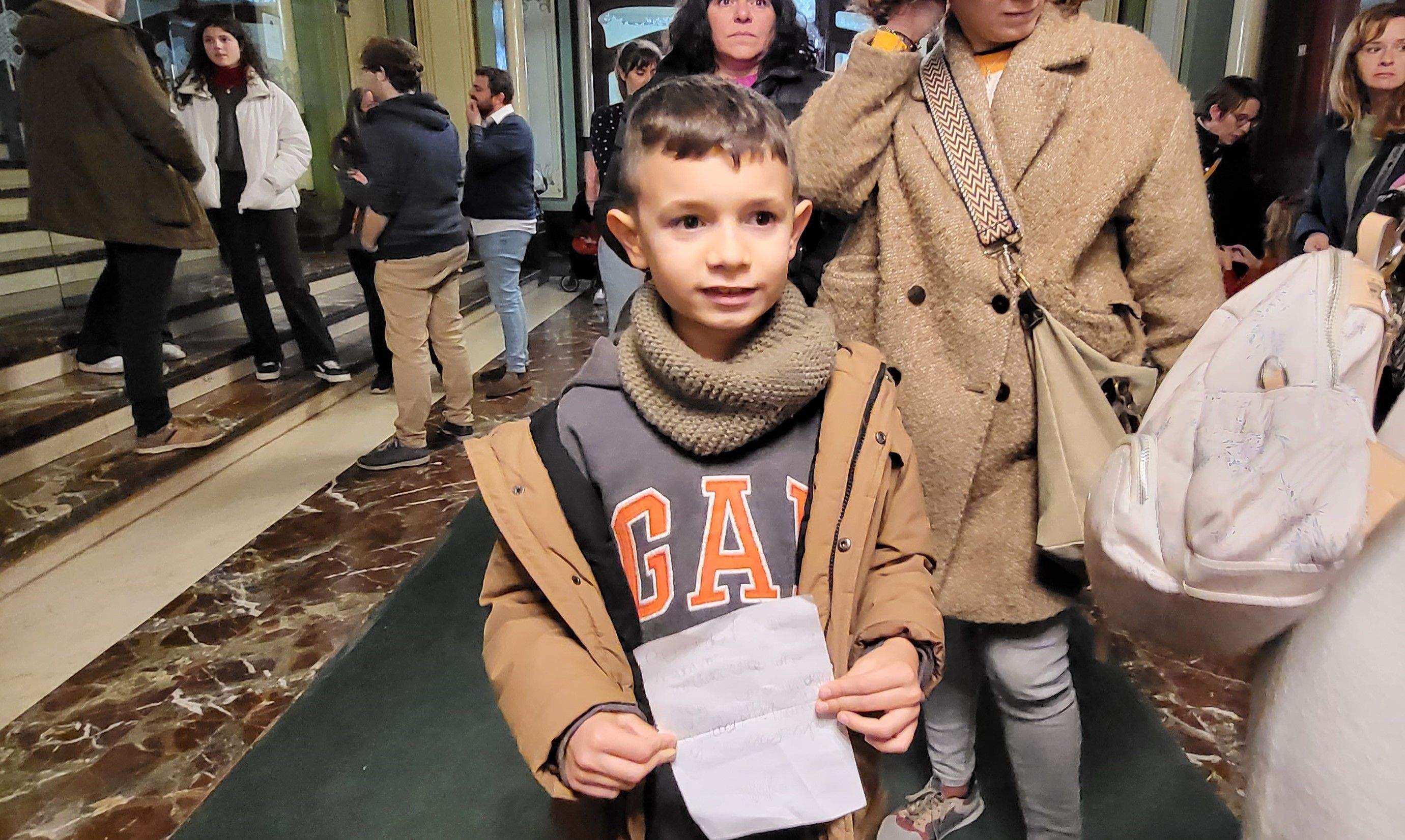 Los pajes reales reciben las cartas de los niños y niñas oscenses.