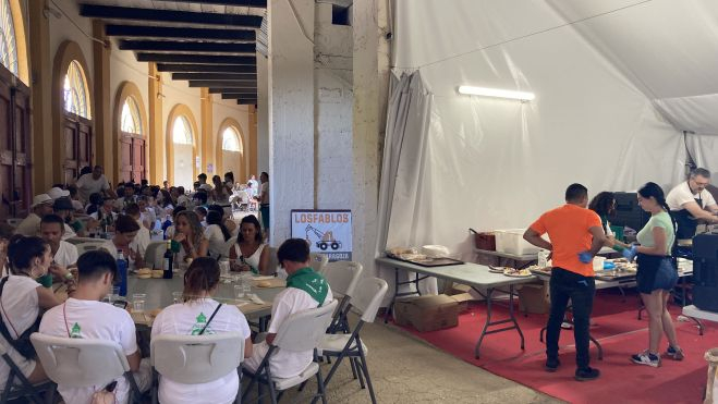 Ambiente en el interior de la Plaza de Toros a pocos minutos del comienzo del tradicional almuerzo. Foto: Adrián Mora Ambiente en el interior de la Plaza de Toros a pocos minutos del comienzo del tradicional almuerzo. Foto: Adrián Mora
