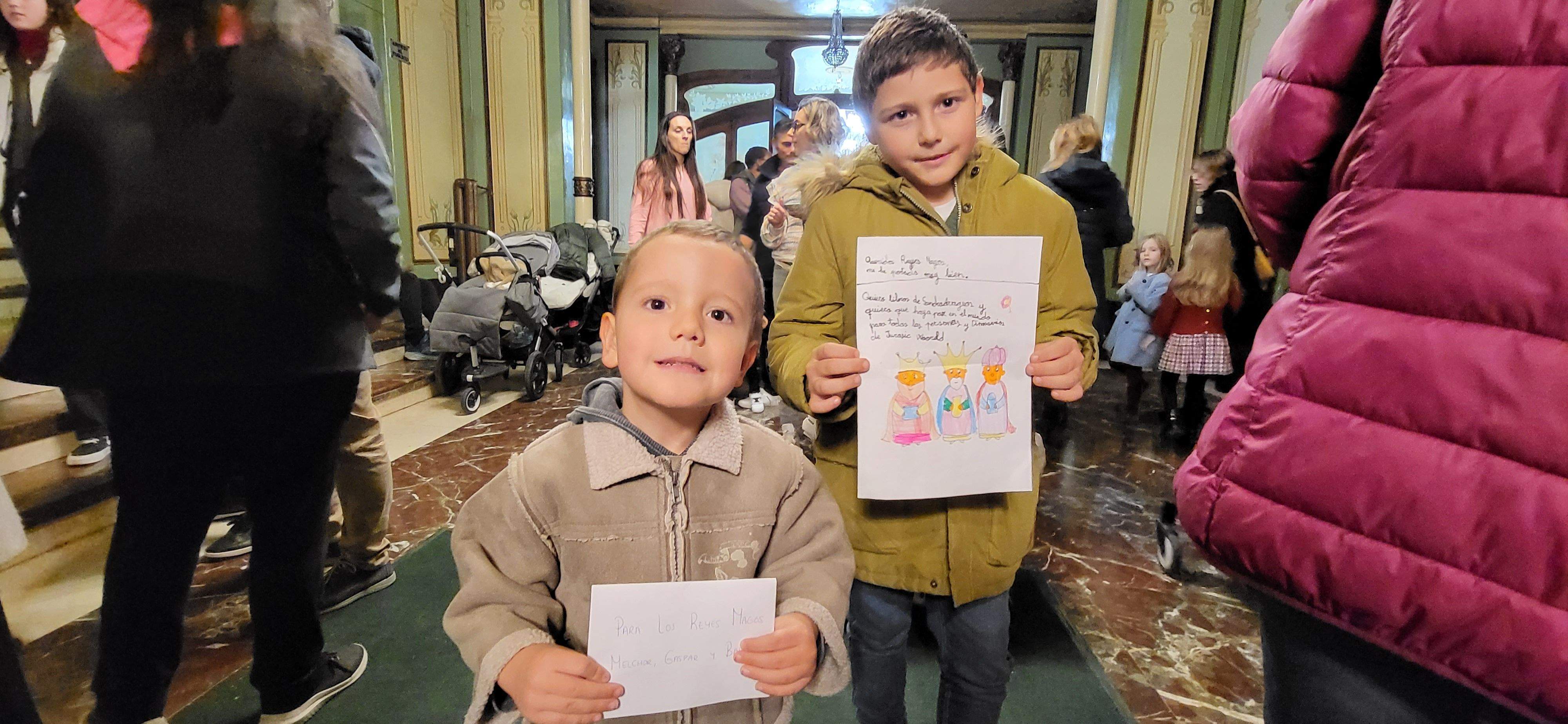 Los pajes reales reciben las cartas de los niños y niñas oscenses.