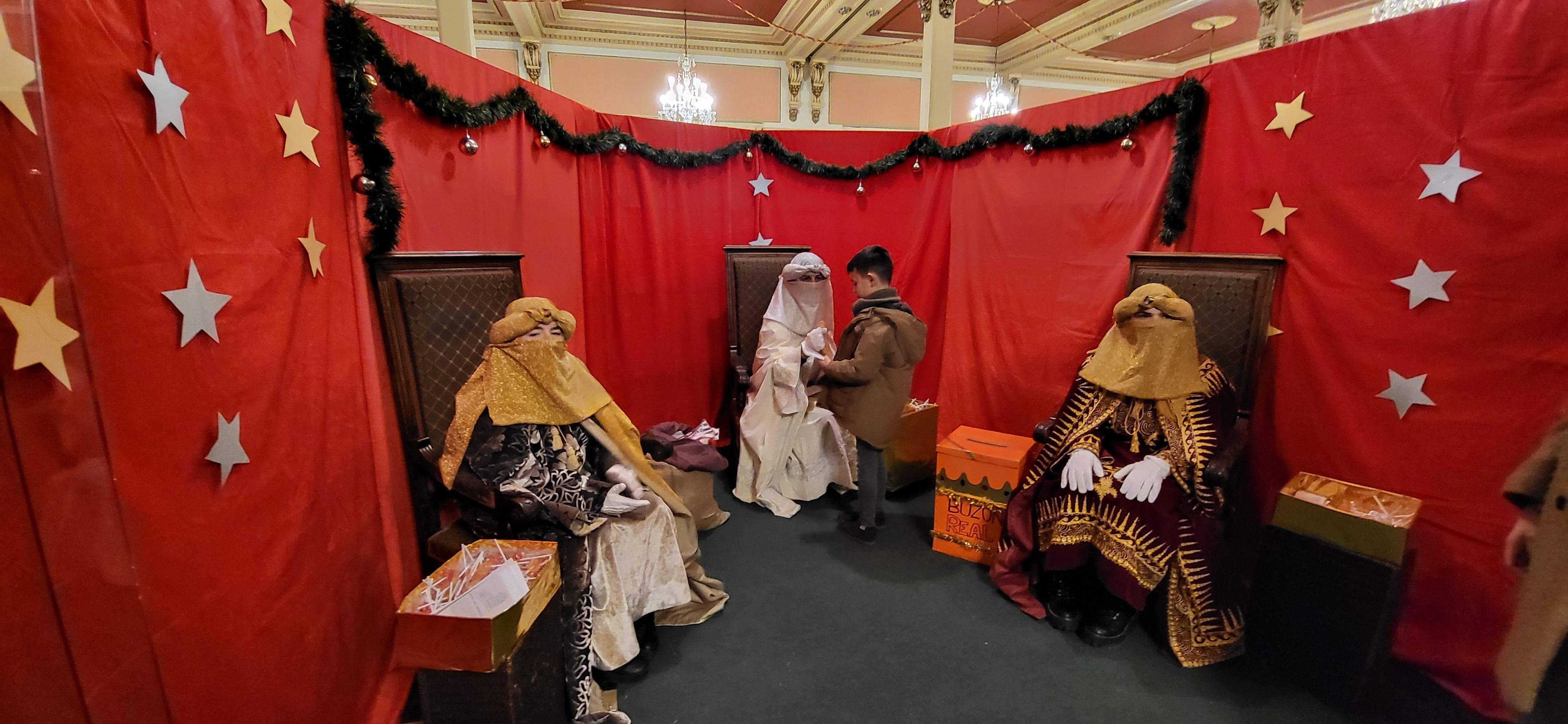 Los pajes reales reciben las cartas de los niños y niñas oscenses.