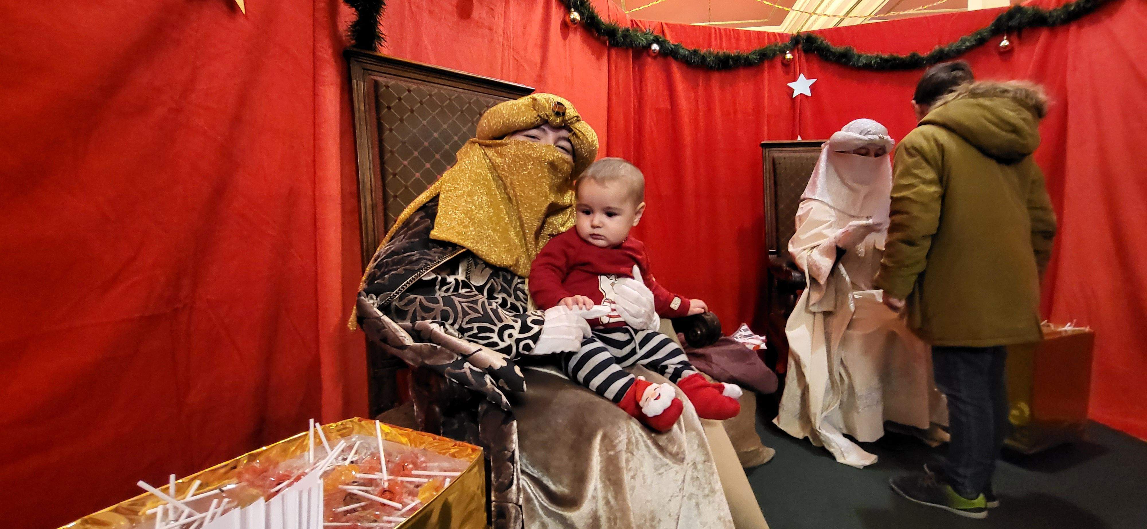 Los pajes reales reciben las cartas de los niños y niñas oscenses.