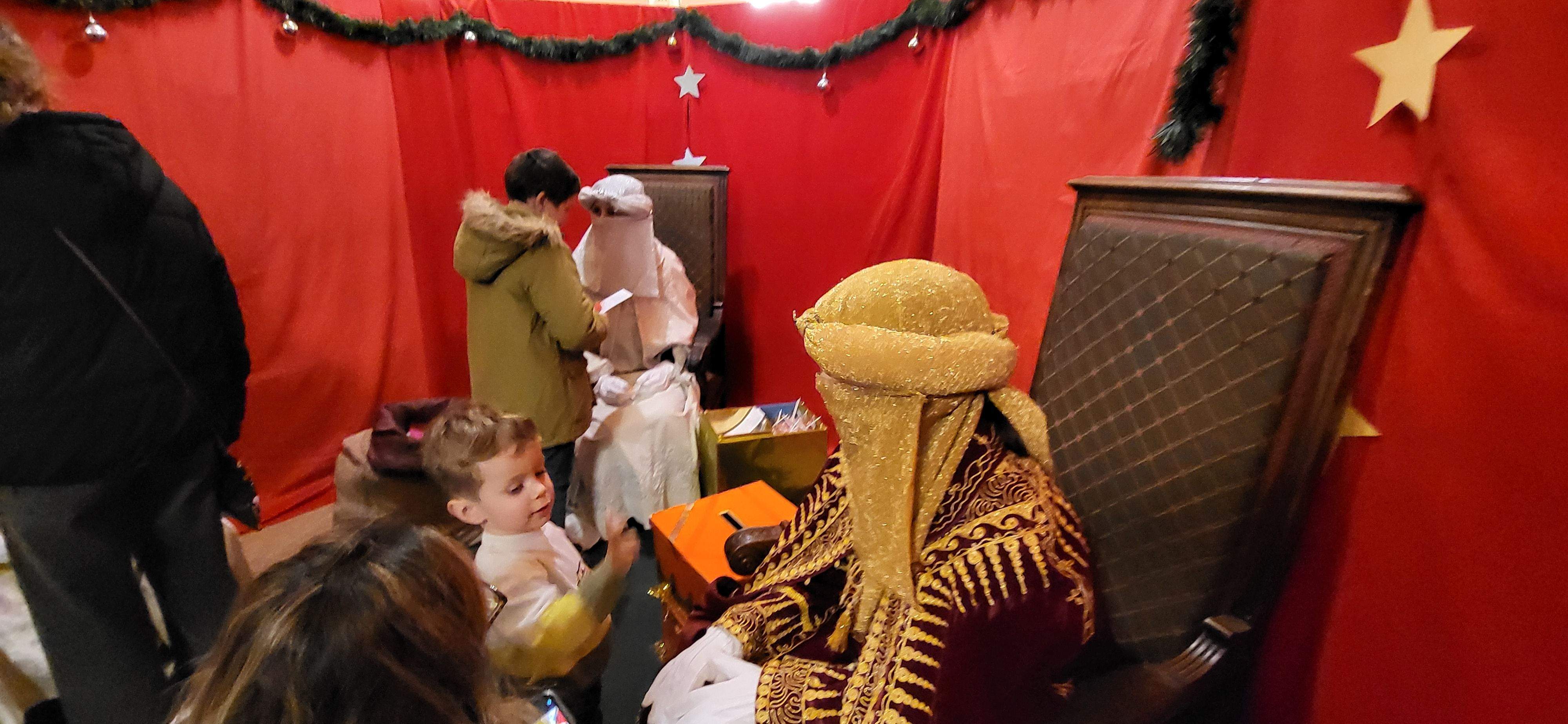 Los pajes reales reciben las cartas de los niños y niñas oscenses.