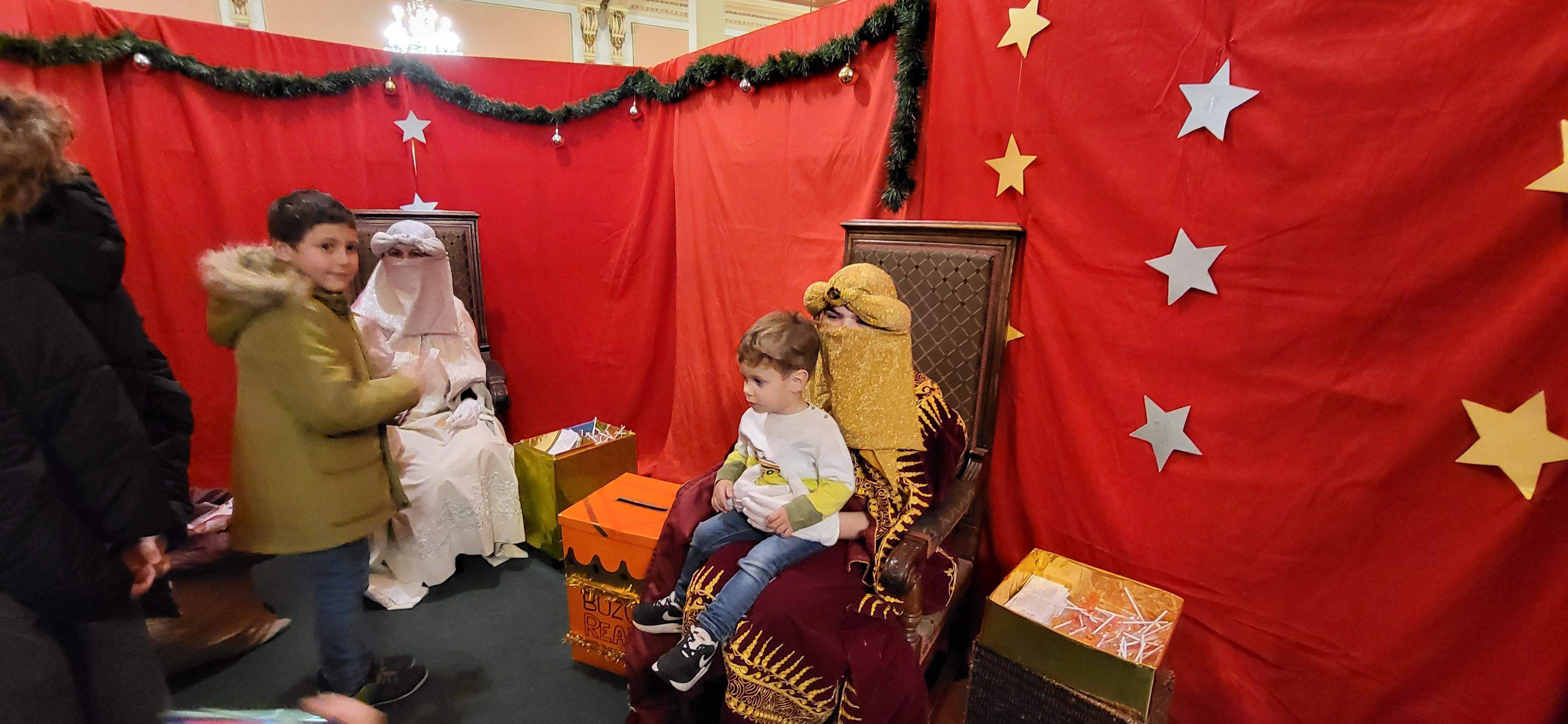 Los pajes reales reciben las cartas de los niños y niñas oscenses.