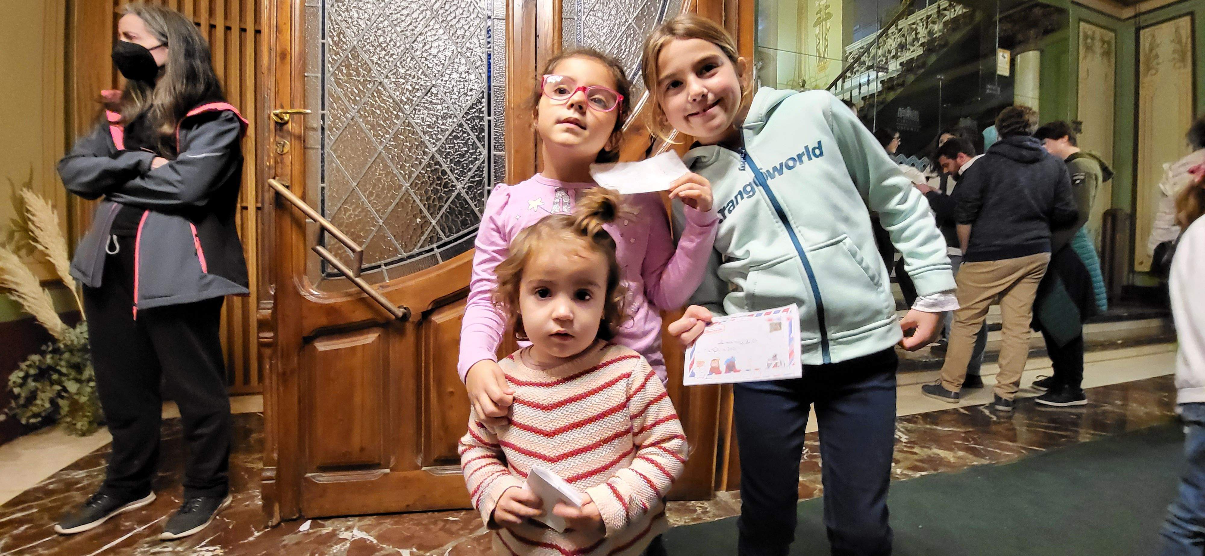 Los pajes reales reciben las cartas de los niños y niñas oscenses.