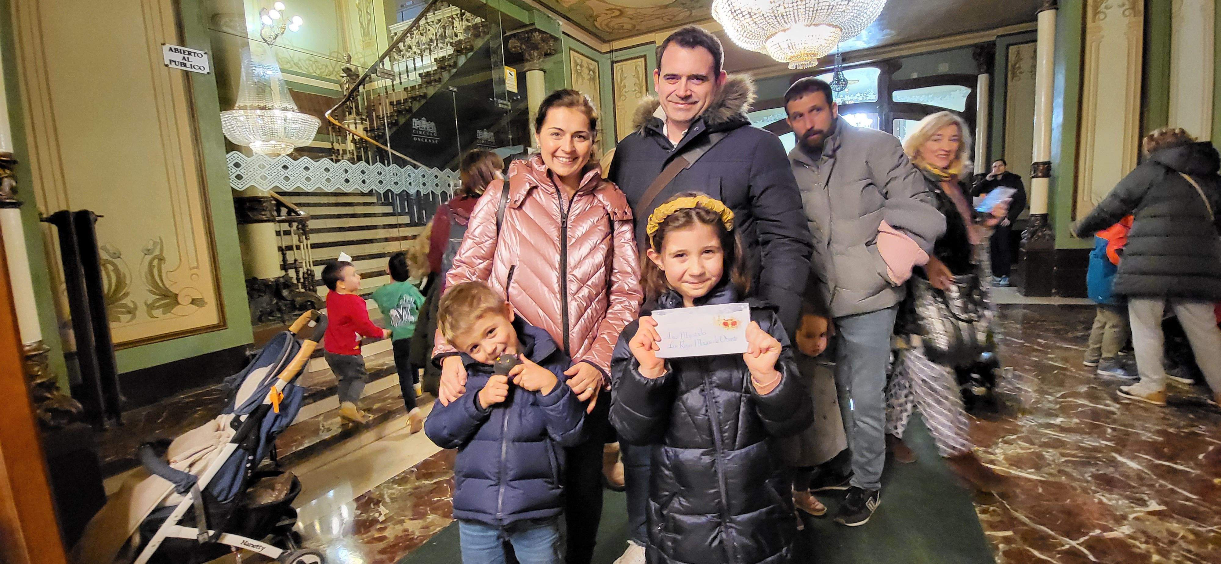 Los pajes reales reciben las cartas de los niños y niñas oscenses.