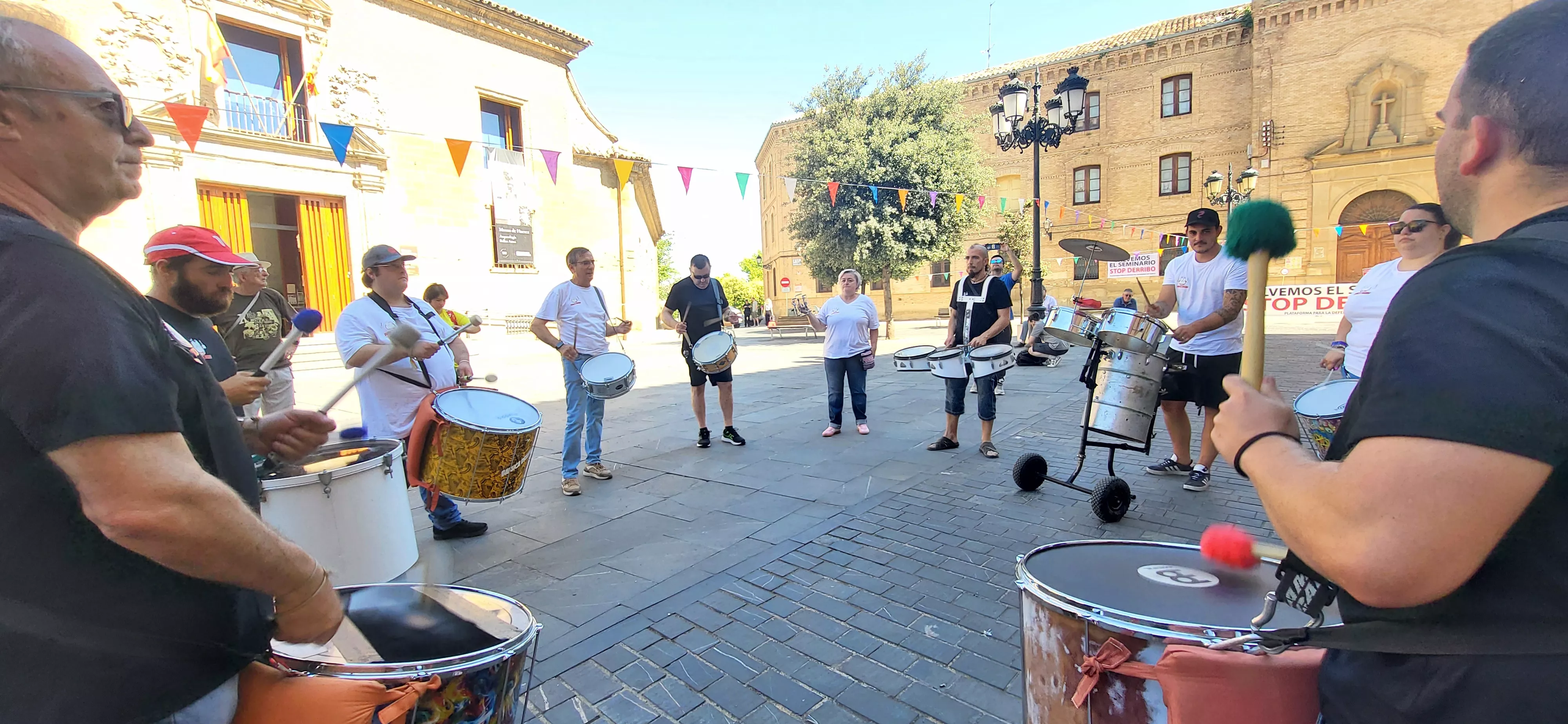 Cuarto abrazo al Seminario de Huesca. Foto Mercedes Manterola