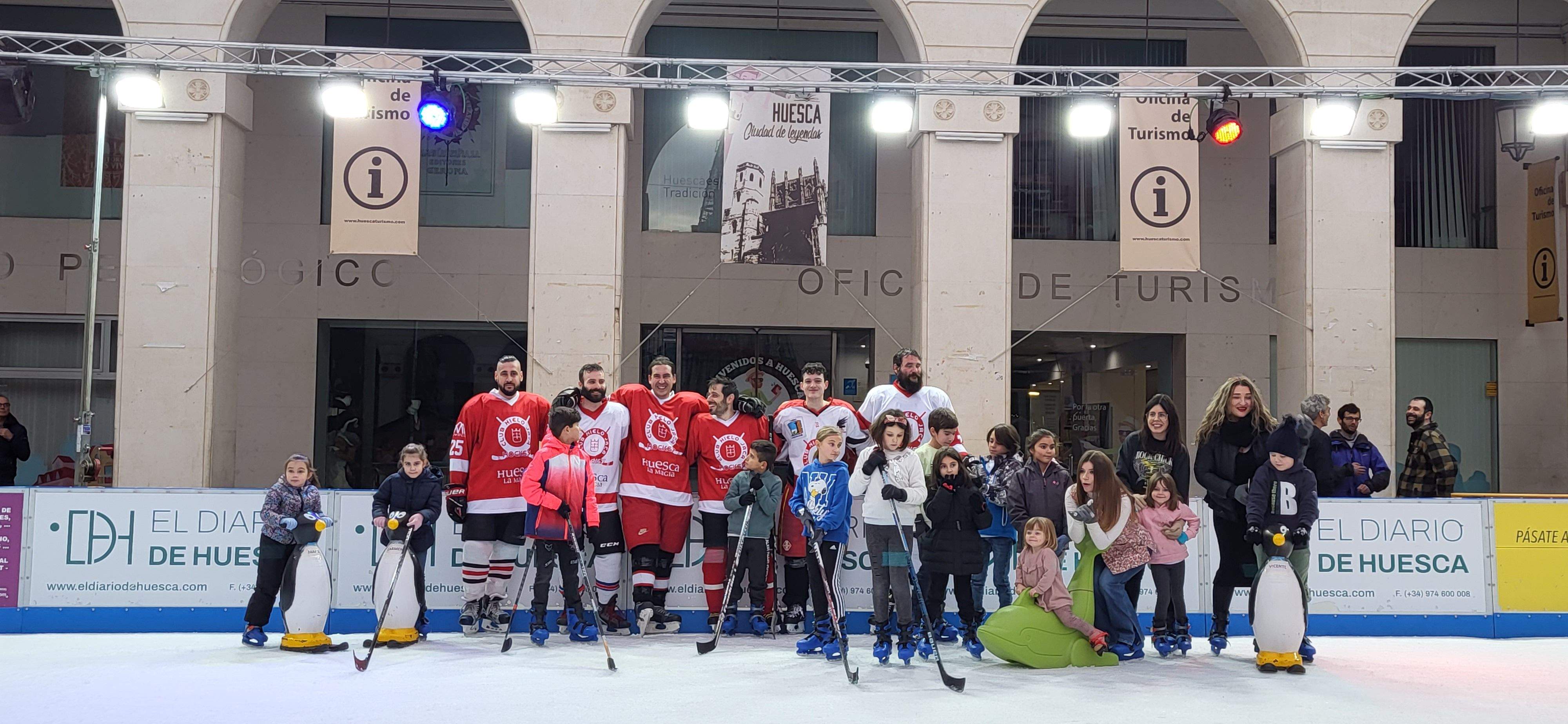 Los más pequeños trasmiten sus ilusiones a los pajes reales en Huesca