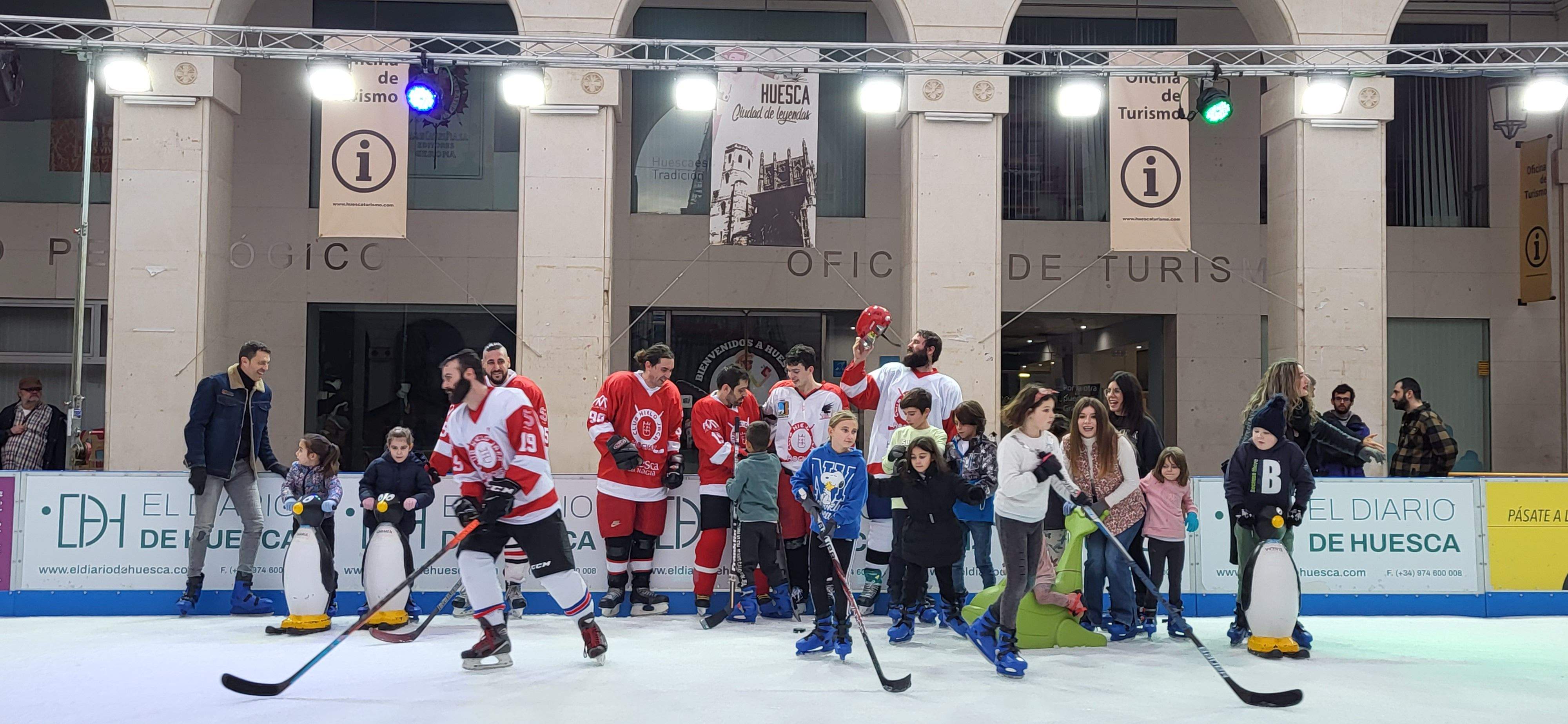 Jugadores del Club Hielo Jaca en la pista de hielo de Huesca