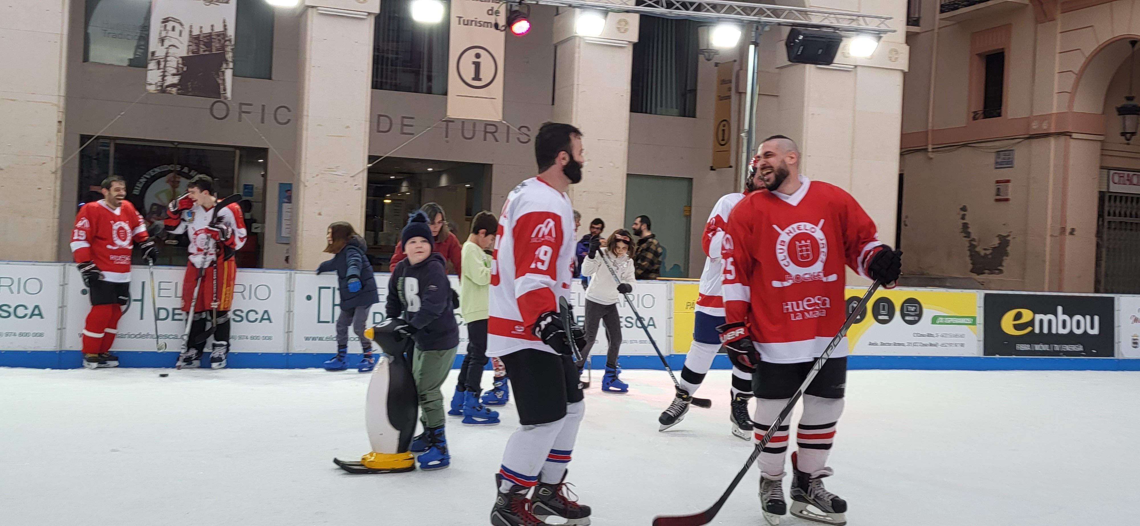 Jugadores del Club Hielo Jaca en la pista de hielo de Huesca