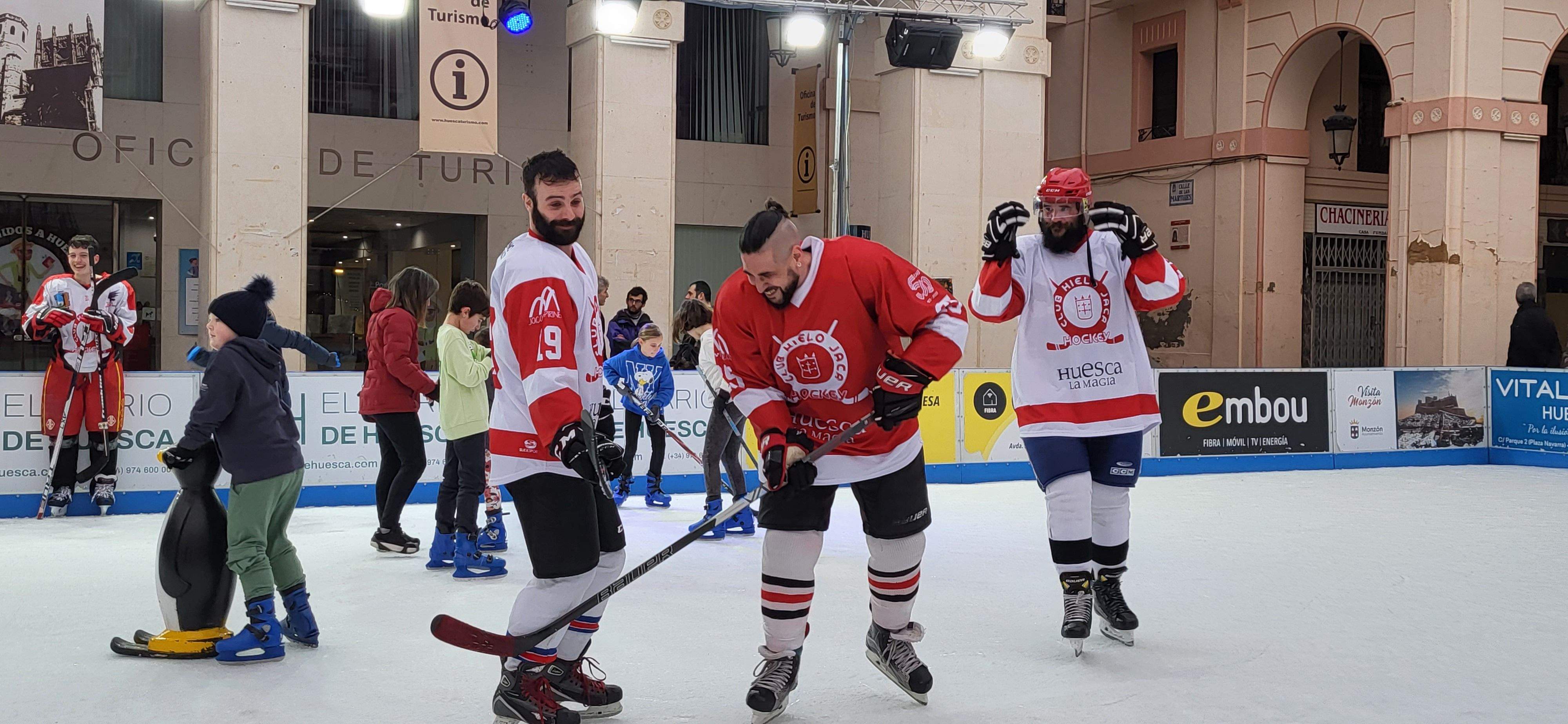 Jugadores del Club Hielo Jaca en la pista de hielo de Huesca