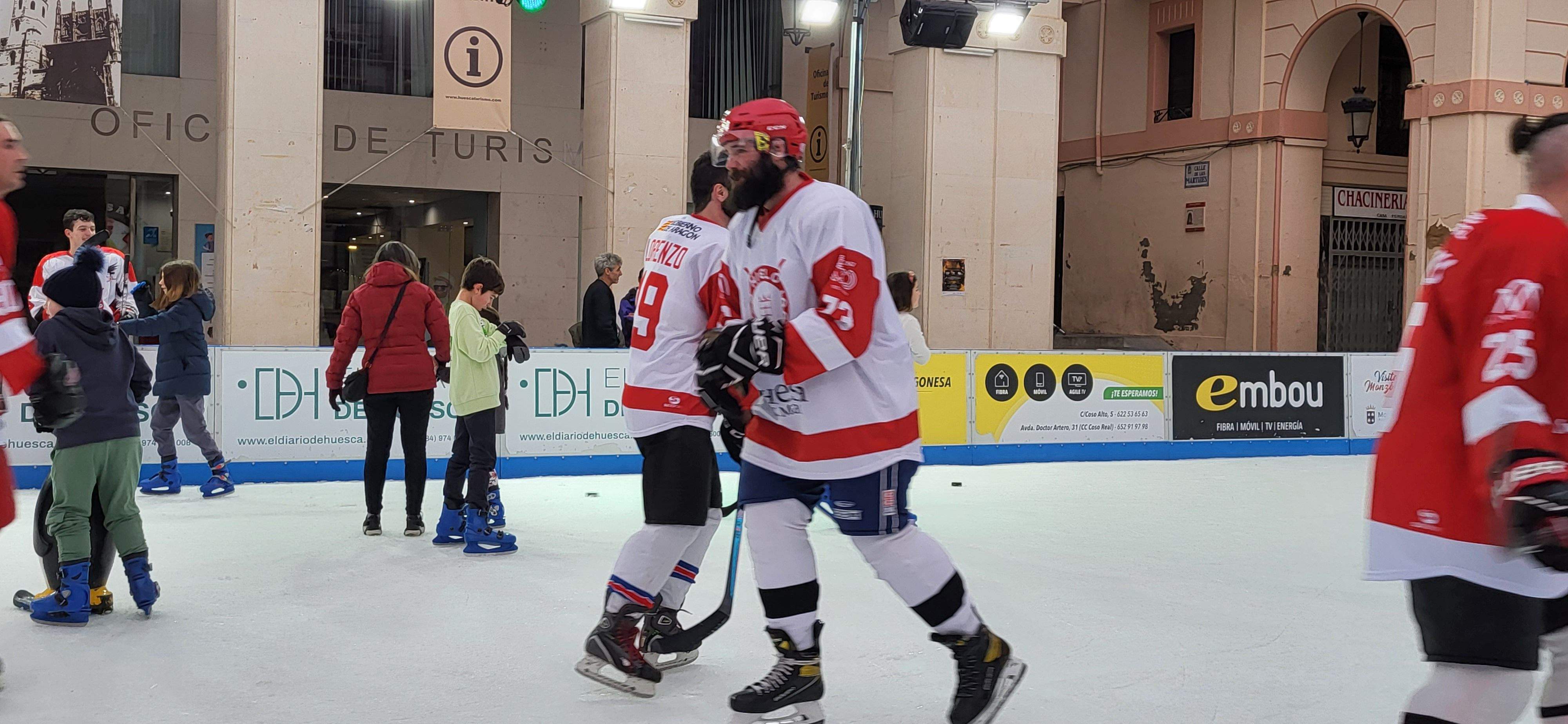 Jugadores del Club Hielo Jaca en la pista de hielo de Huesca