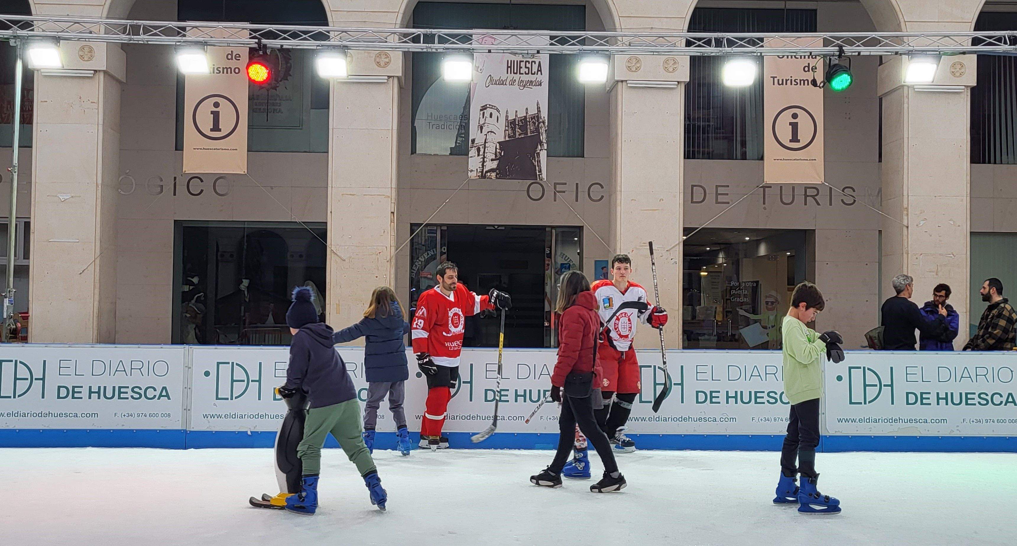 Jugadores del Club Hielo Jaca en la pista de hielo de Huesca