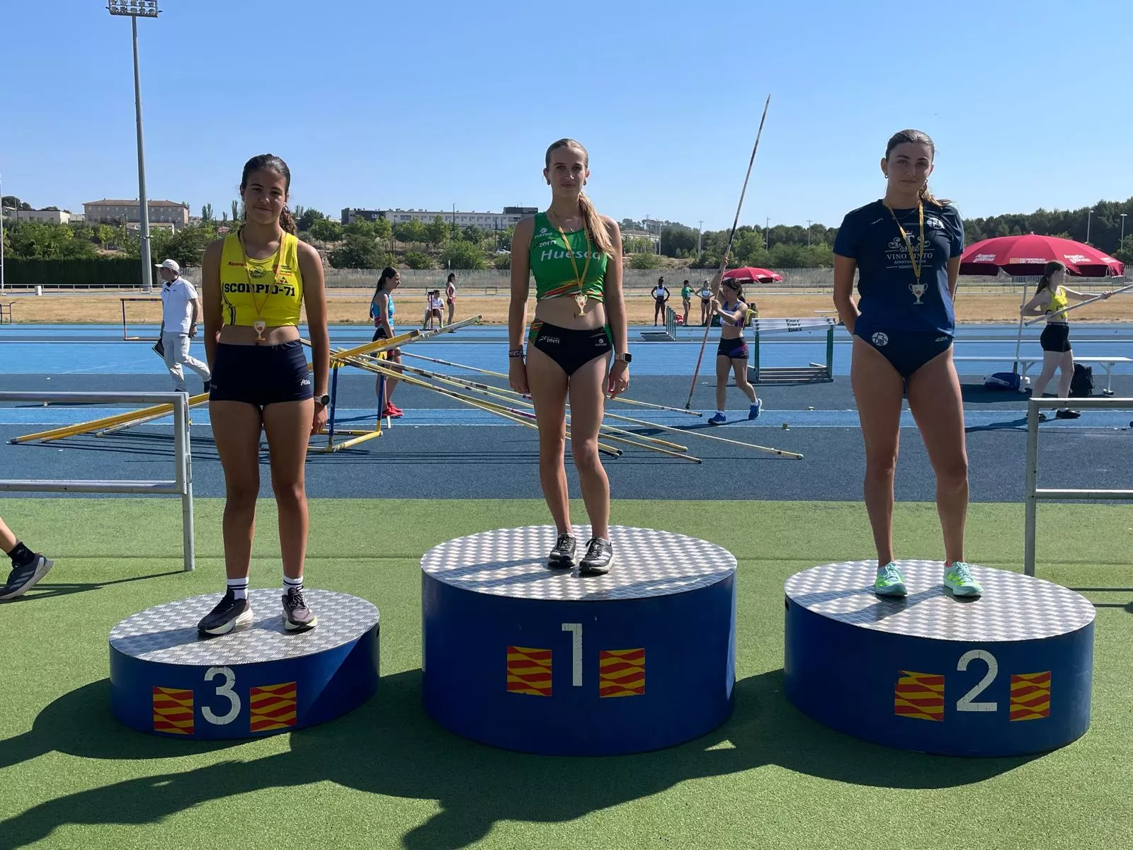 Greta Jarne y Natalia Lleyda en un podio.