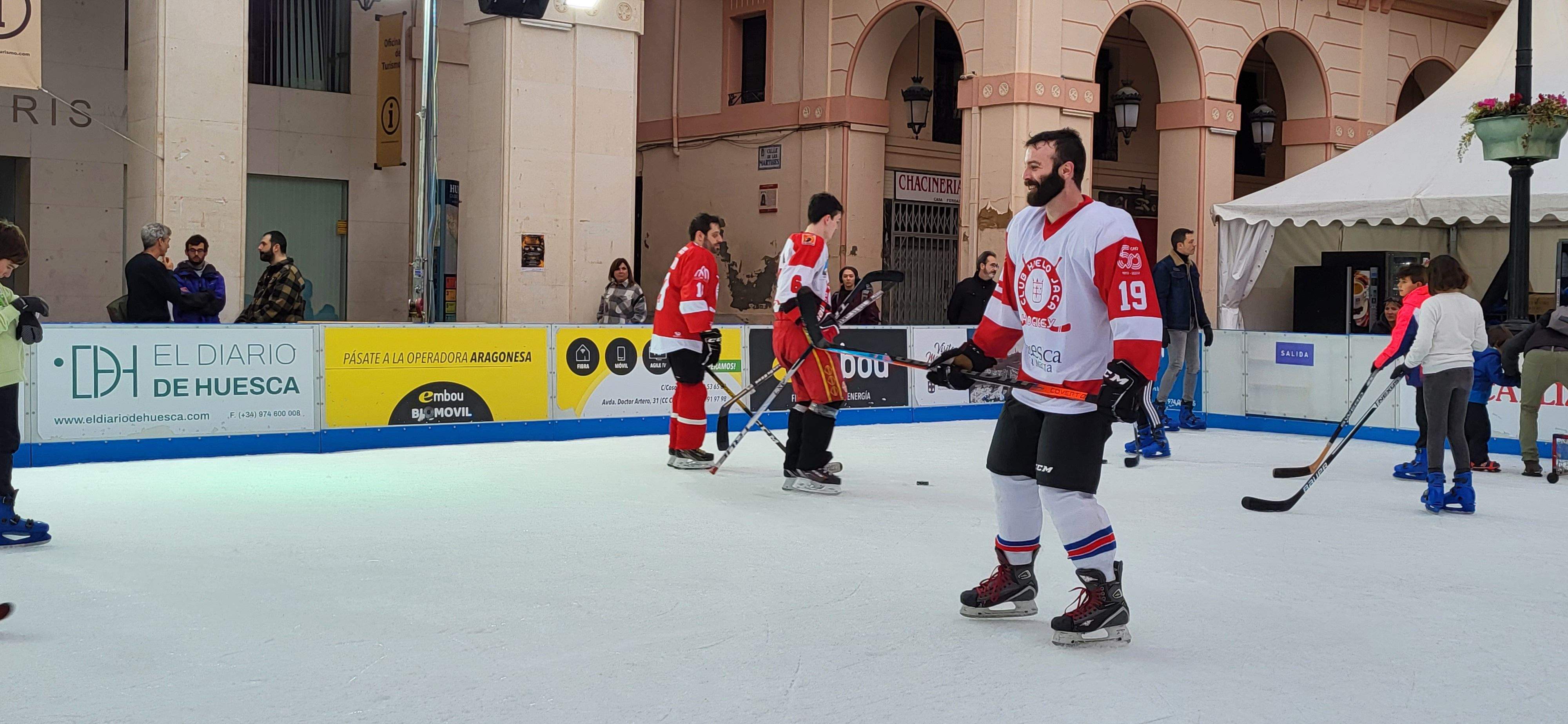 Jugadores del Club Hielo Jaca en la pista de hielo de Huesca