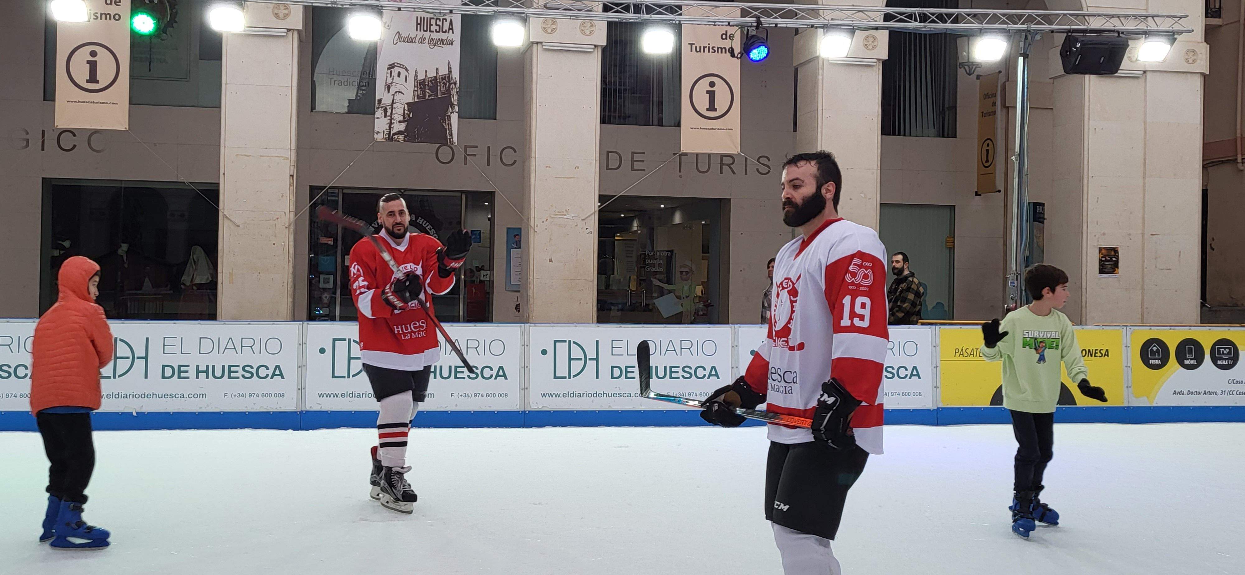 Jugadores del Club Hielo Jaca en la pista de hielo de Huesca