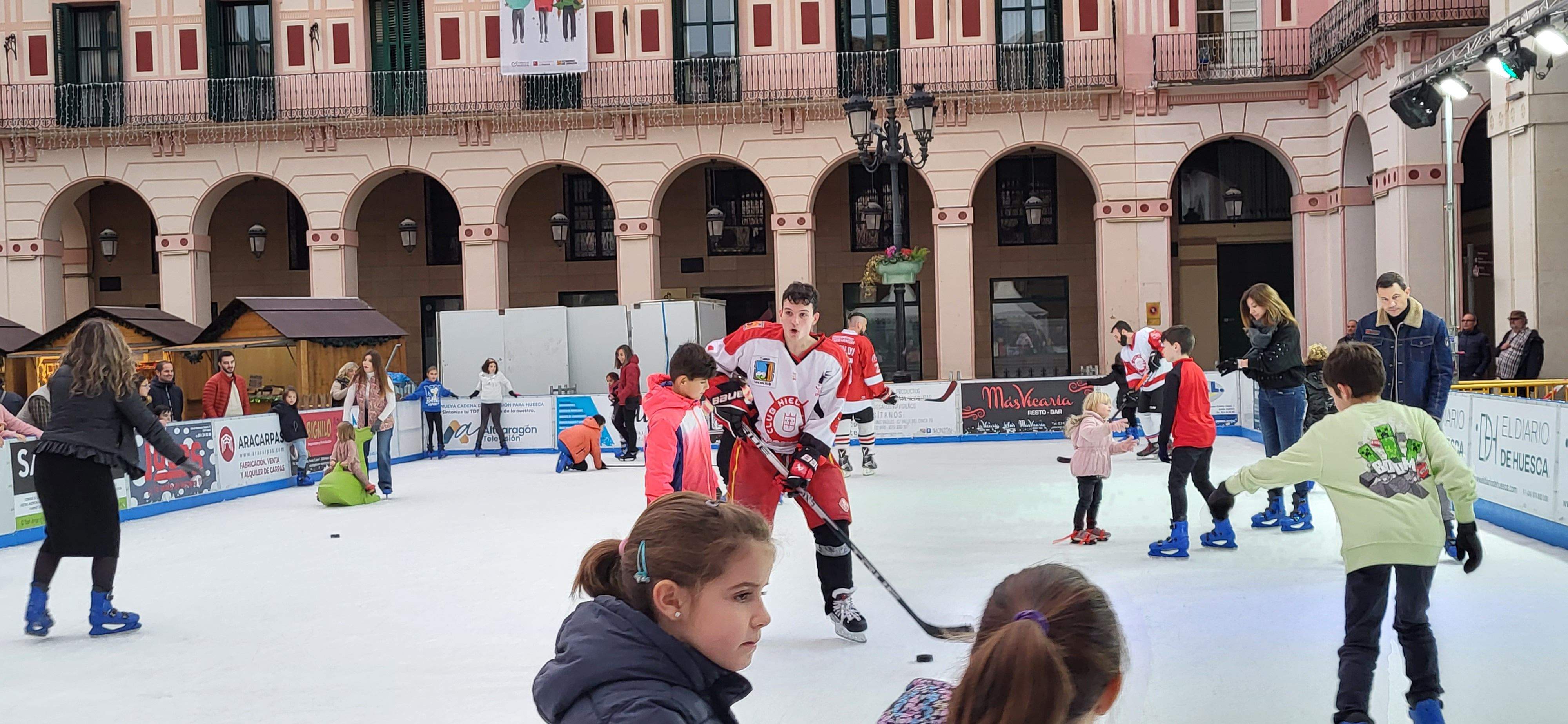 Jugadores del Club Hielo Jaca en la pista de hielo de Huesca