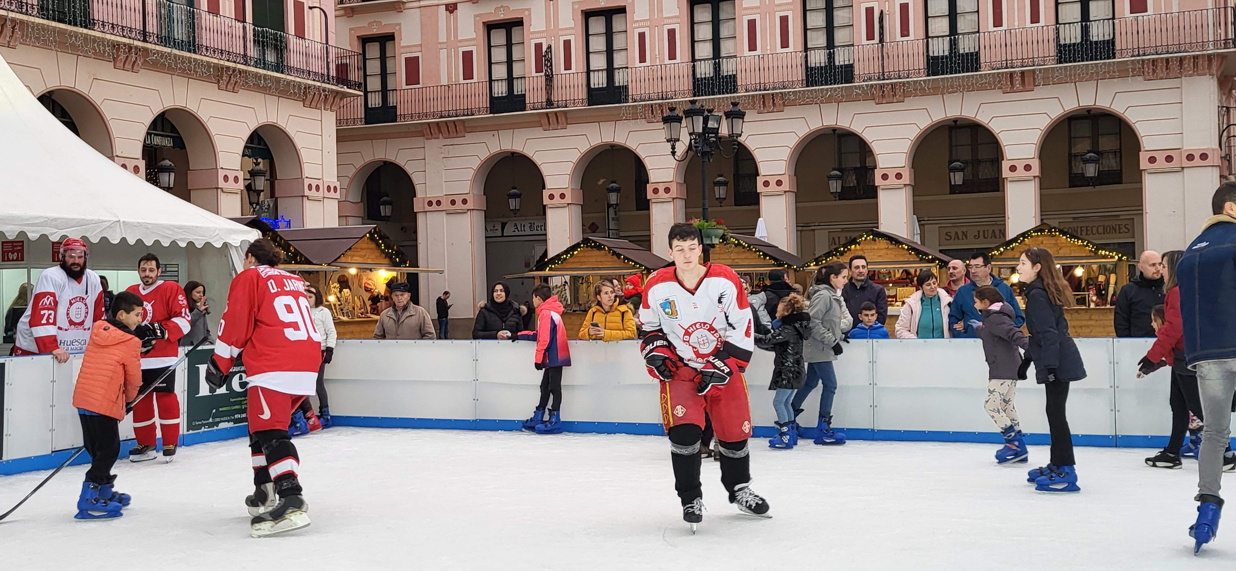 Jugadores del Club Hielo Jaca en la pista de hielo de Huesca