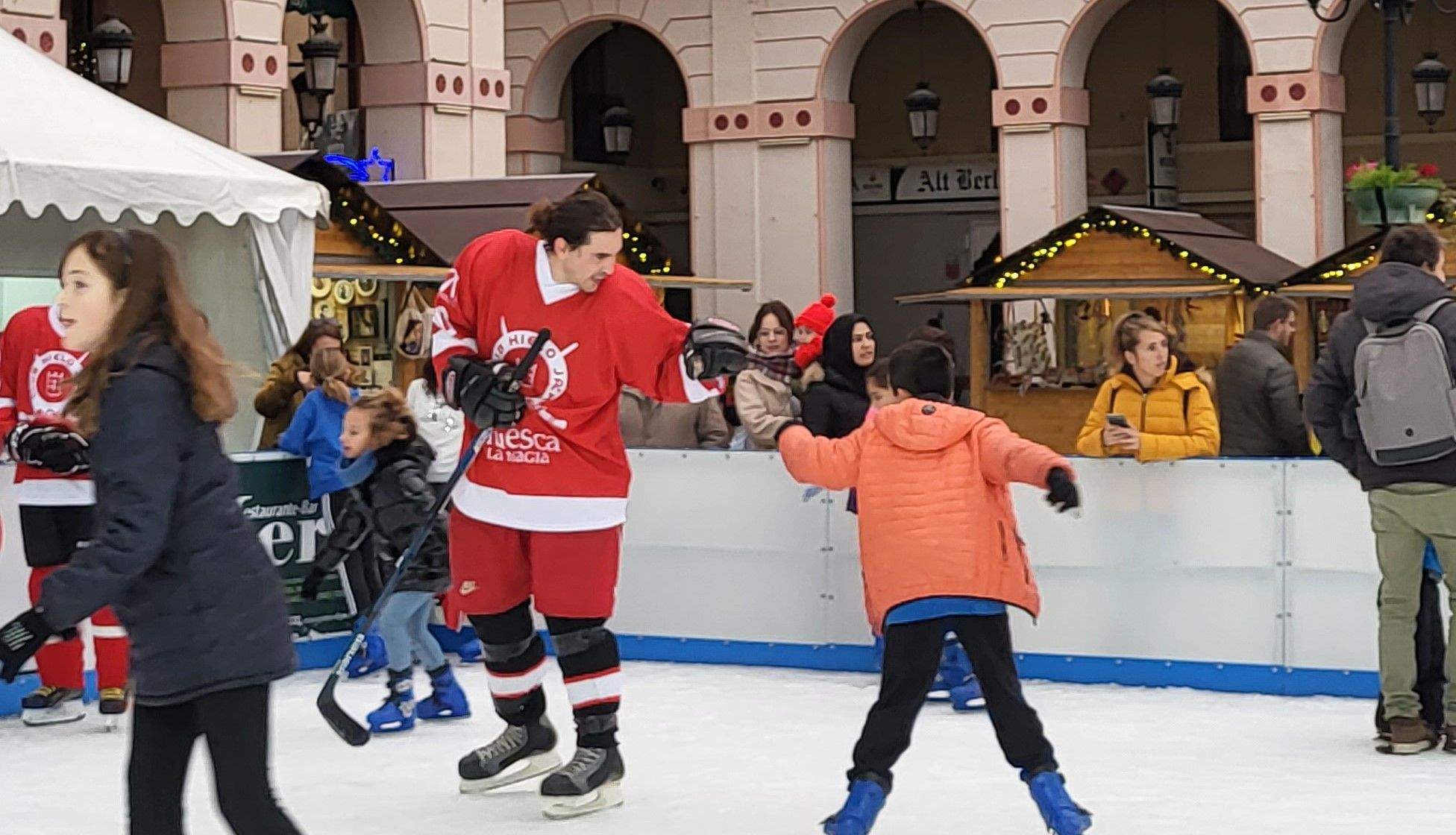 Jugadores del Club Hielo Jaca en la pista de hielo de Huesca