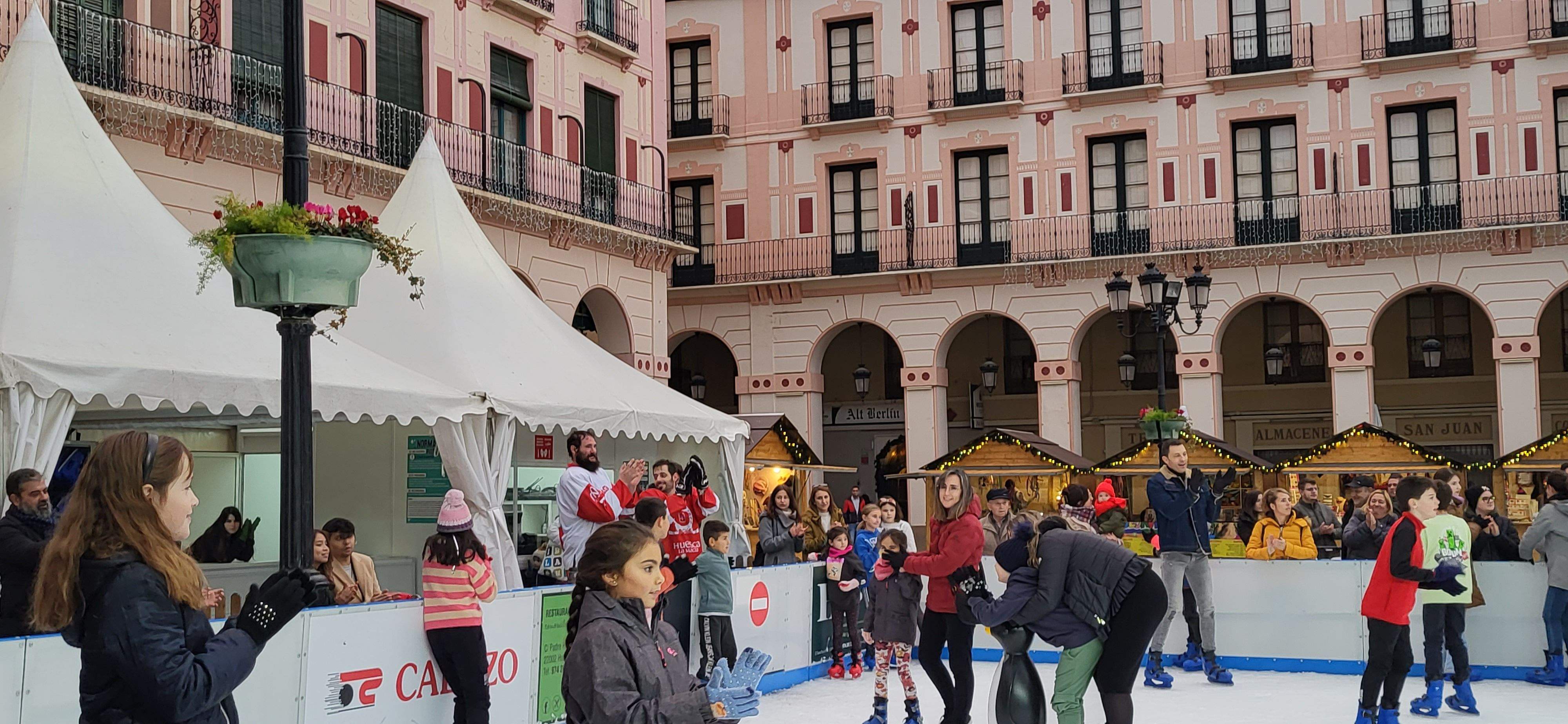 Jugadores del Club Hielo Jaca en la pista de hielo de Huesca