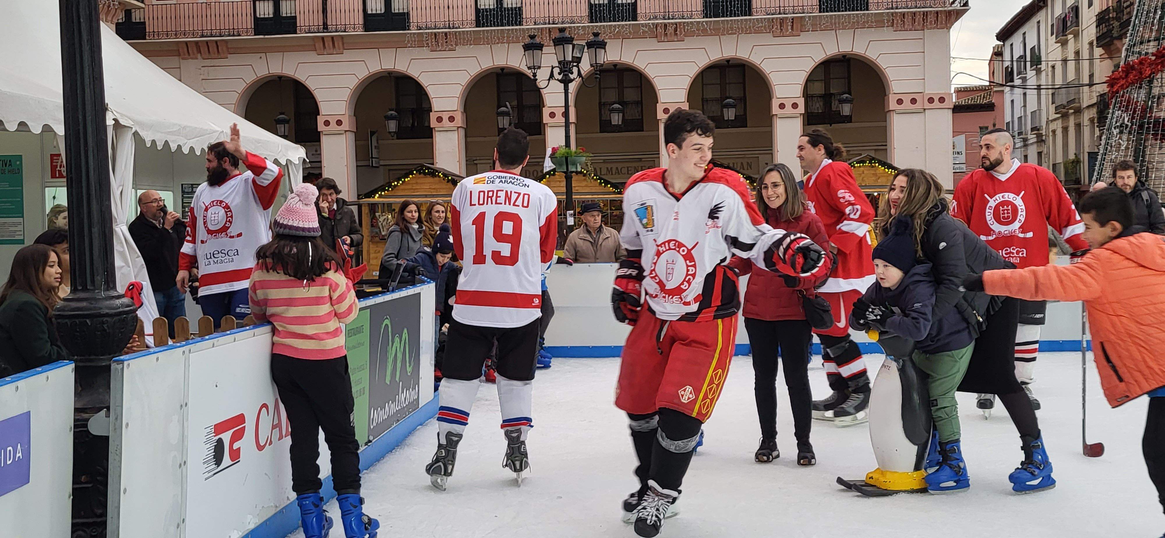 Jugadores del Club Hielo Jaca en la pista de hielo de Huesca
