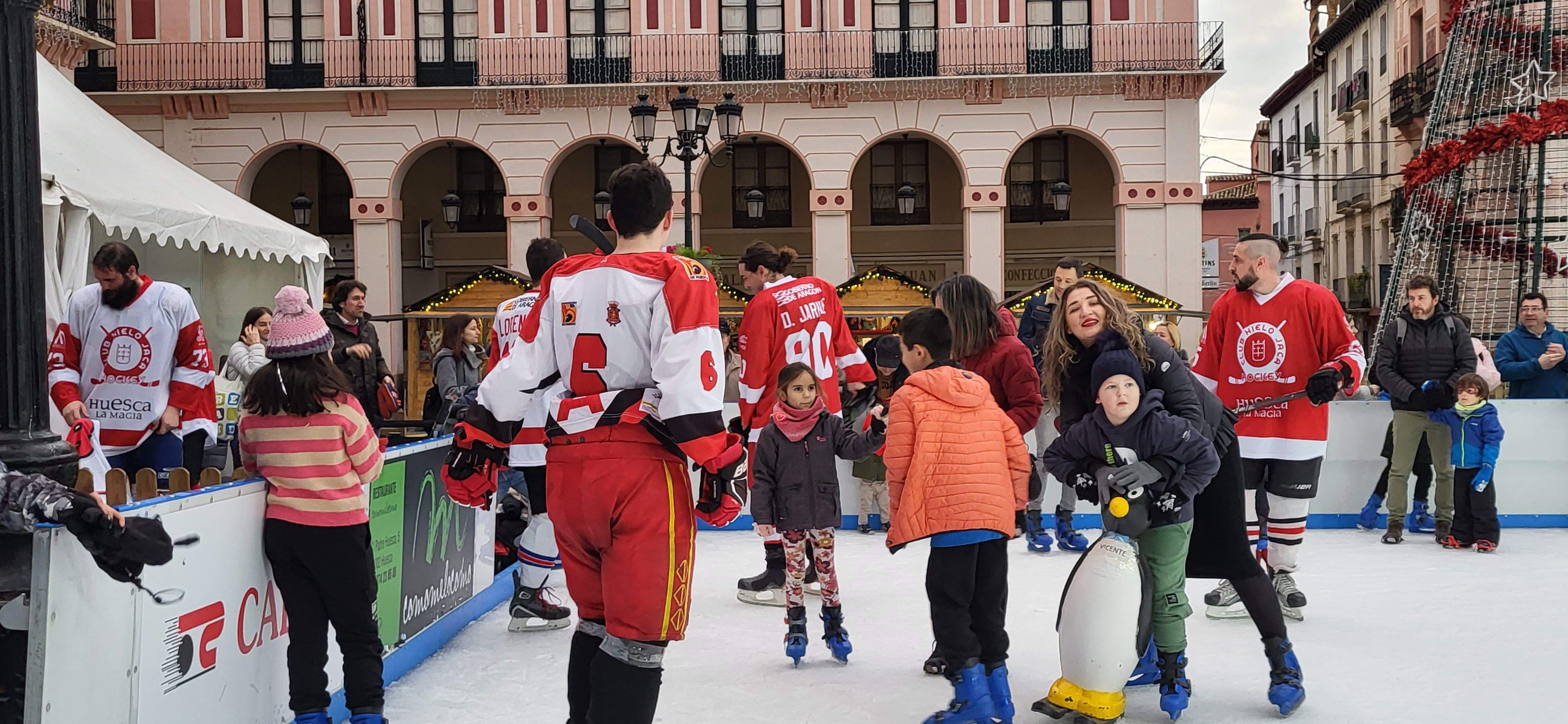 Jugadores del Club Hielo Jaca en la pista de hielo de Huesca
