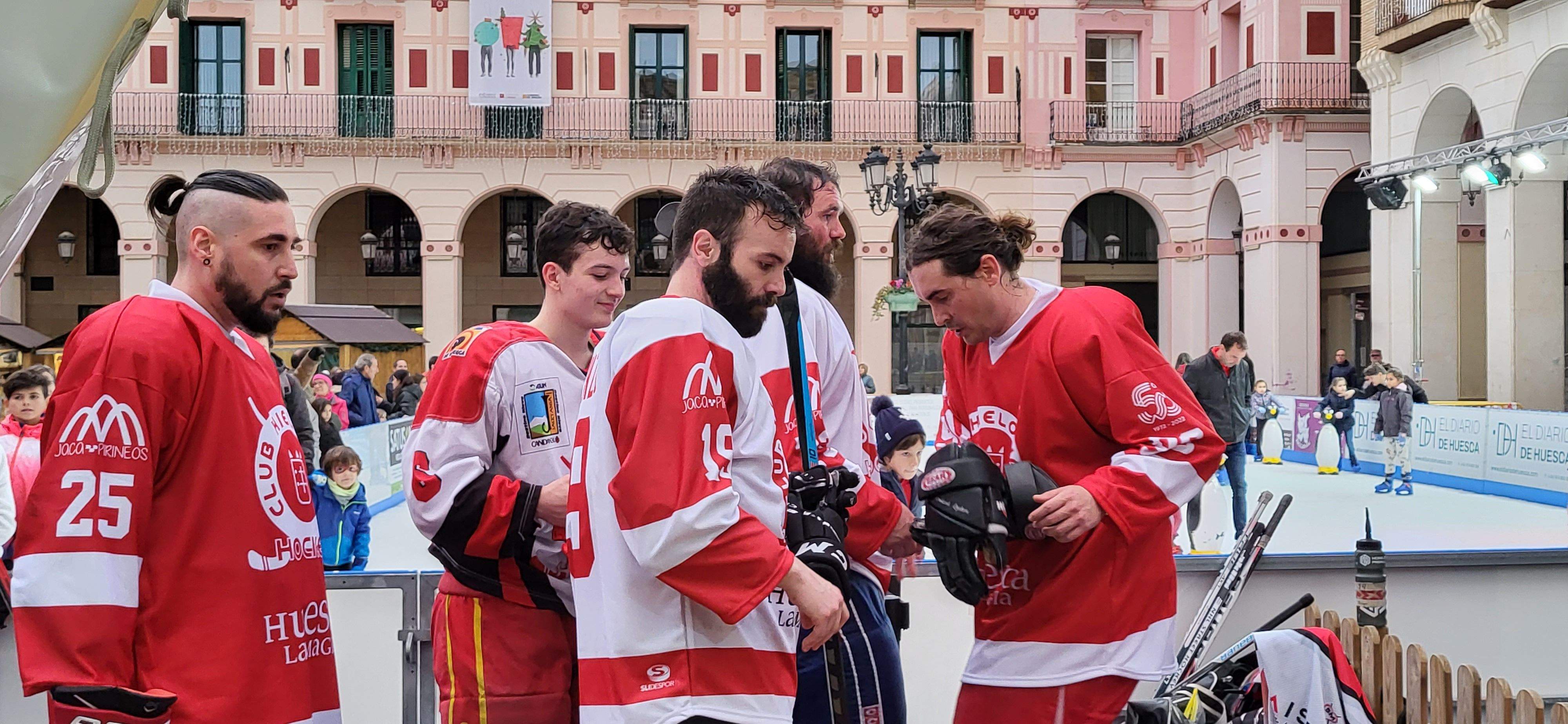Jugadores del Club Hielo Jaca en la pista de hielo de Huesca