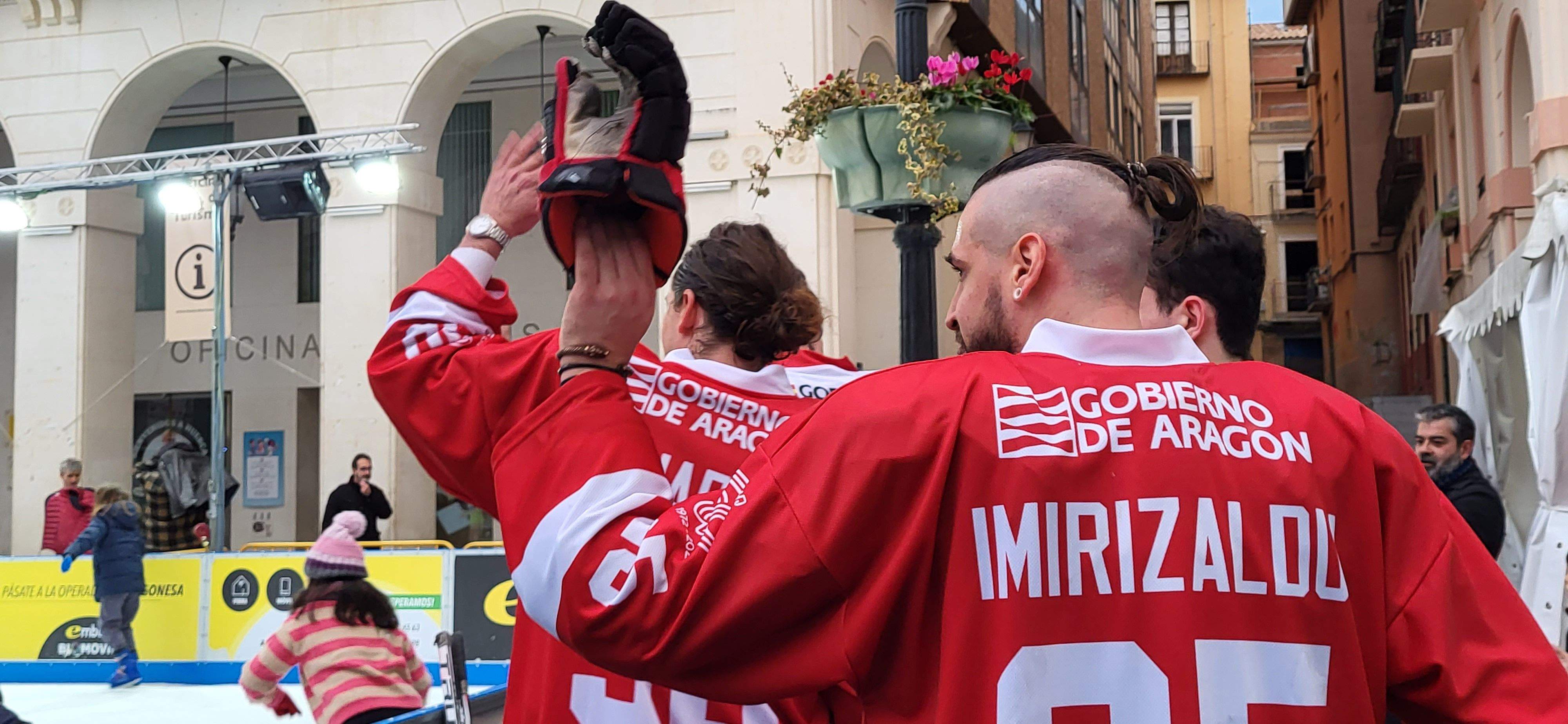 Jugadores del Club Hielo Jaca en la pista de hielo de Huesca