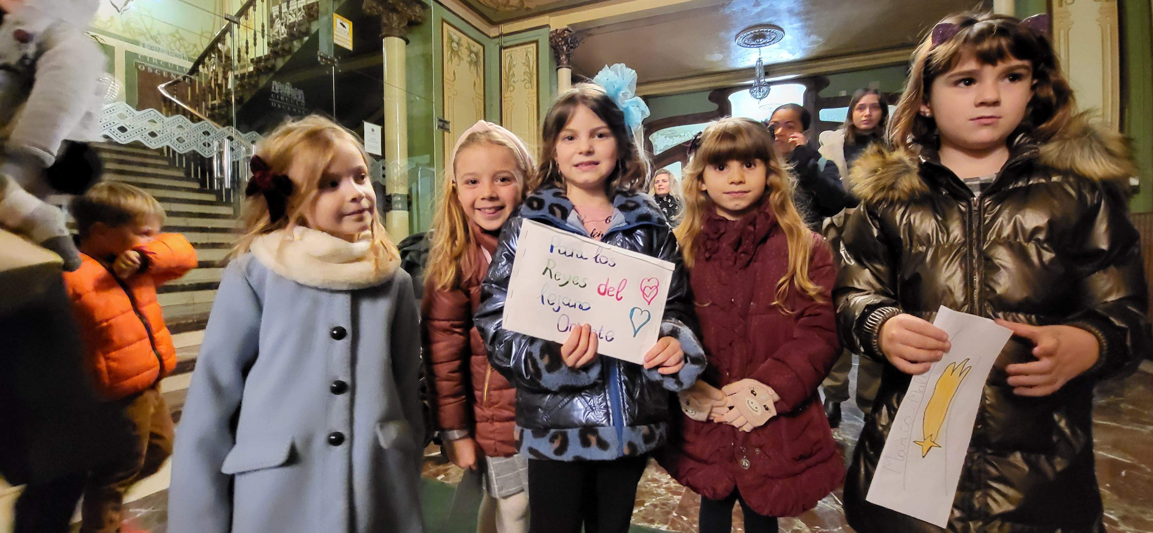 Varias niñas con sus cartas para los pajes de los Reyes Magos en Huesca