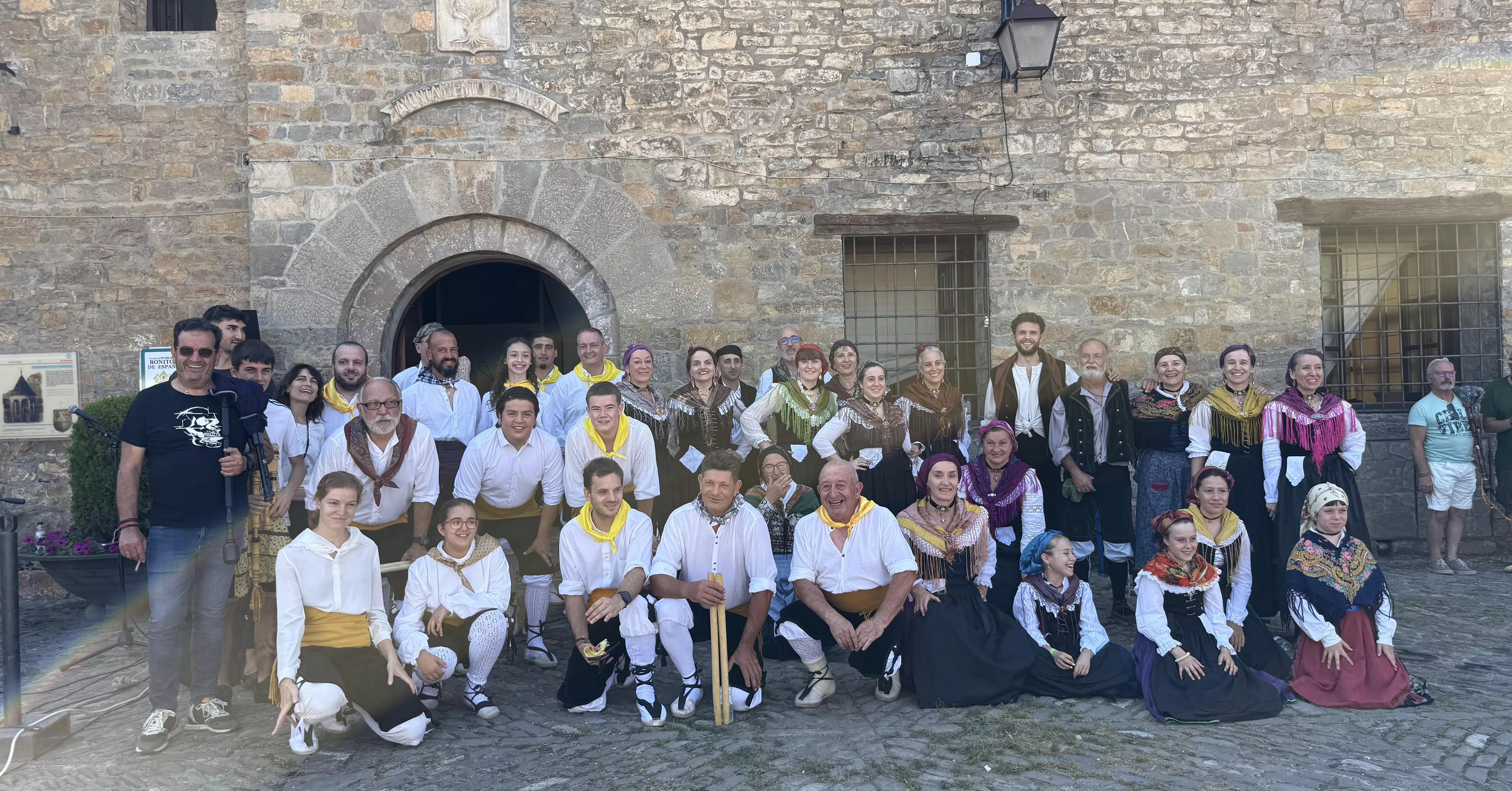 Foto de familia bailes tradicionales de Sobrarbe.