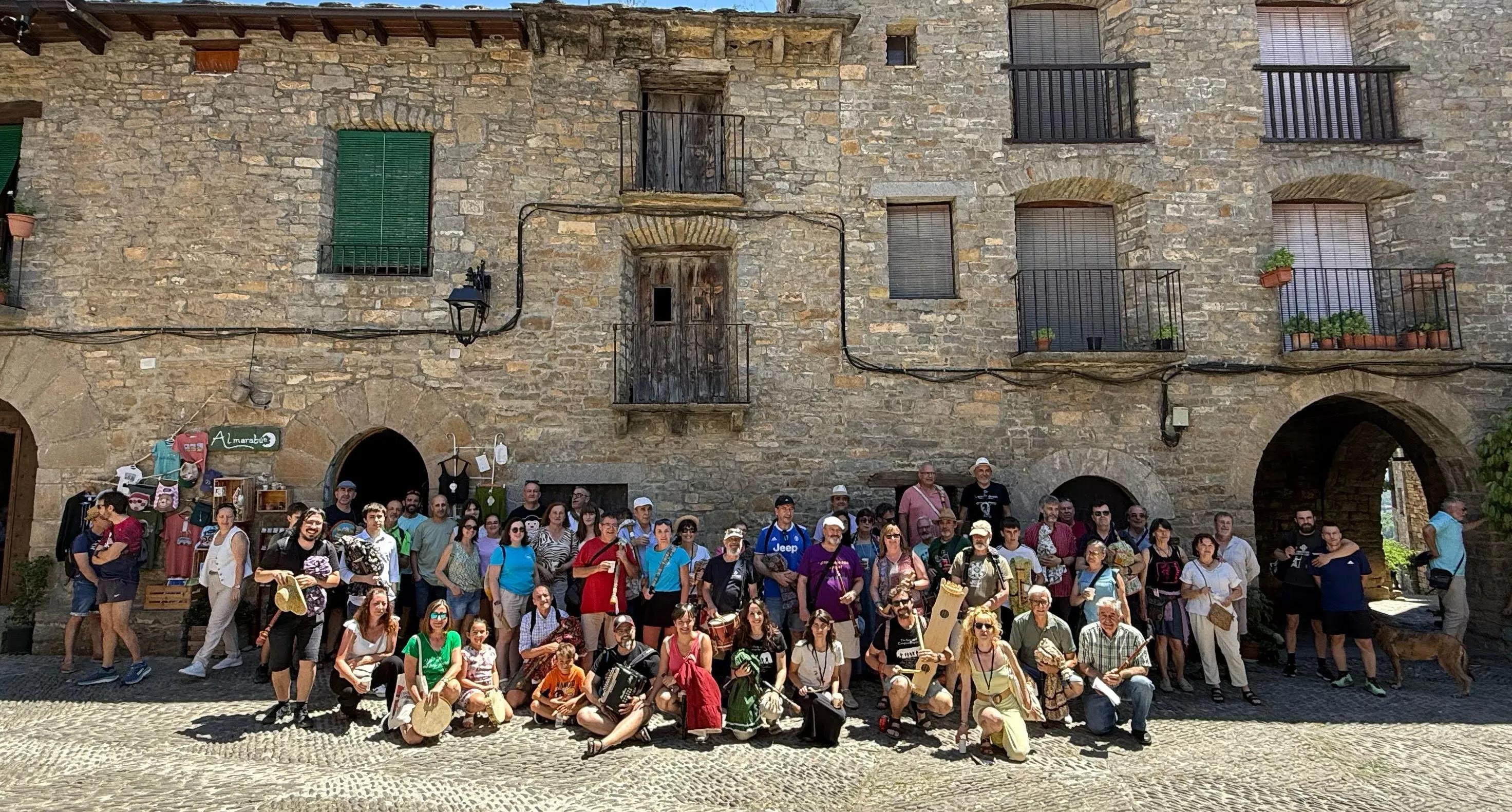 Foto de familia de músicos en Aínsa.