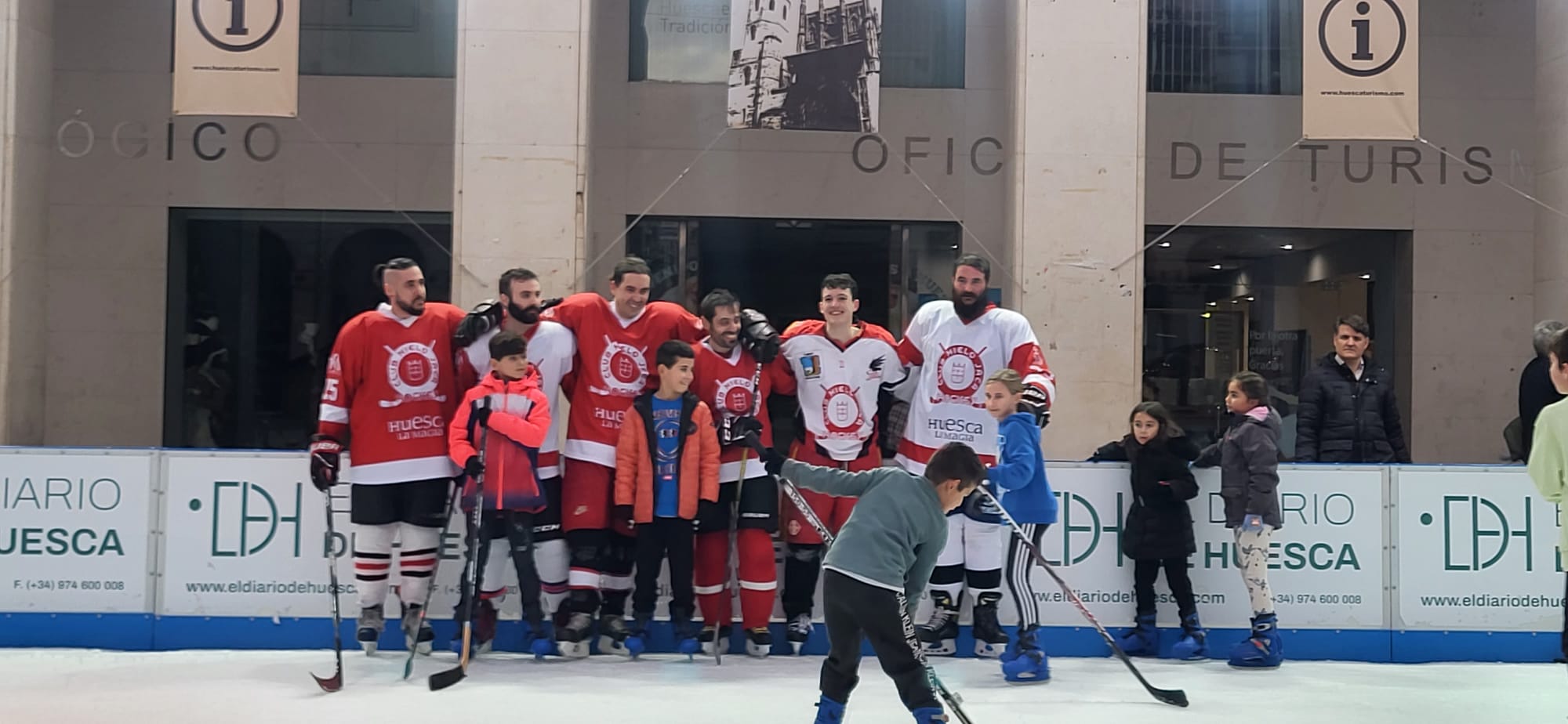 Los más pequeños trasmiten sus ilusiones a los pajes reales en Huesca