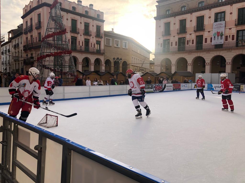 Jugadores del Club Hielo Jaca en la pista de hielo de Huesca