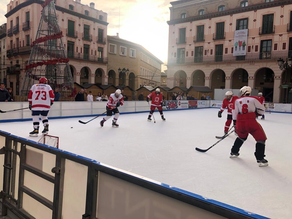 Jugadores del Club Hielo Jaca en la pista de hielo de Huesca