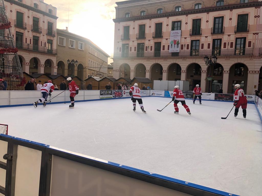 Jugadores del Club Hielo Jaca en la pista de hielo de Huesca
