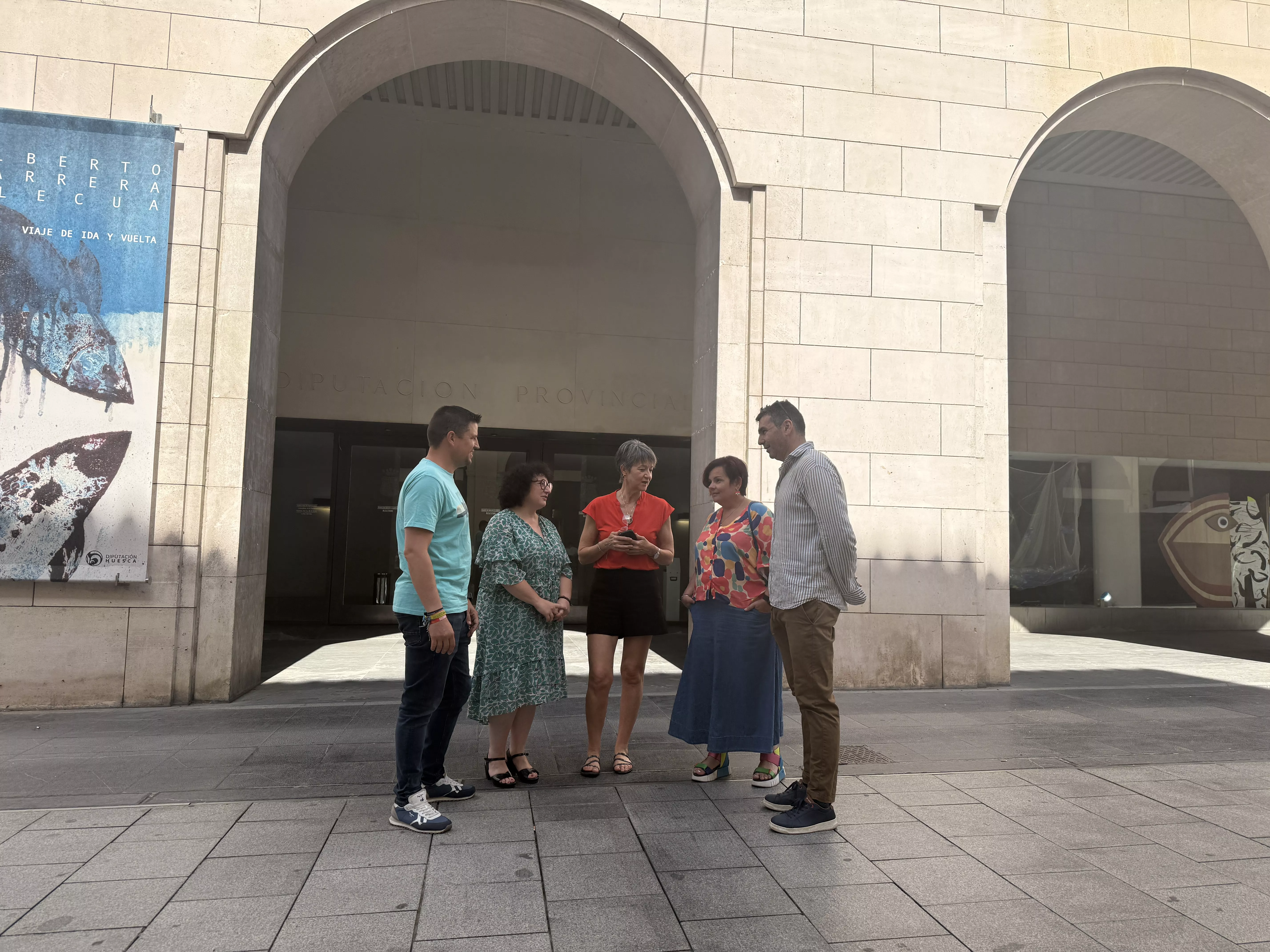 Antonio Biescas, Gemma Betorz, Rosa Altabás, Sofía Avellanas y Fernando Sánchez, del PSOE, en la puerta de la DPH
