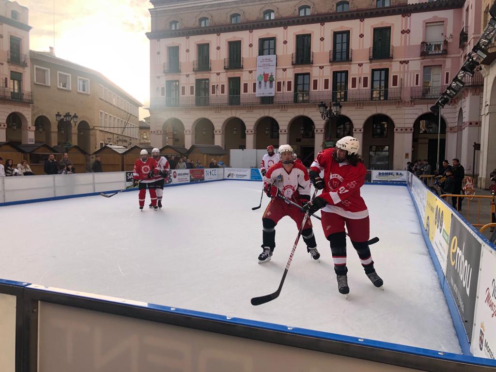 Jugadores del Club Hielo Jaca en la pista de hielo de Huesca