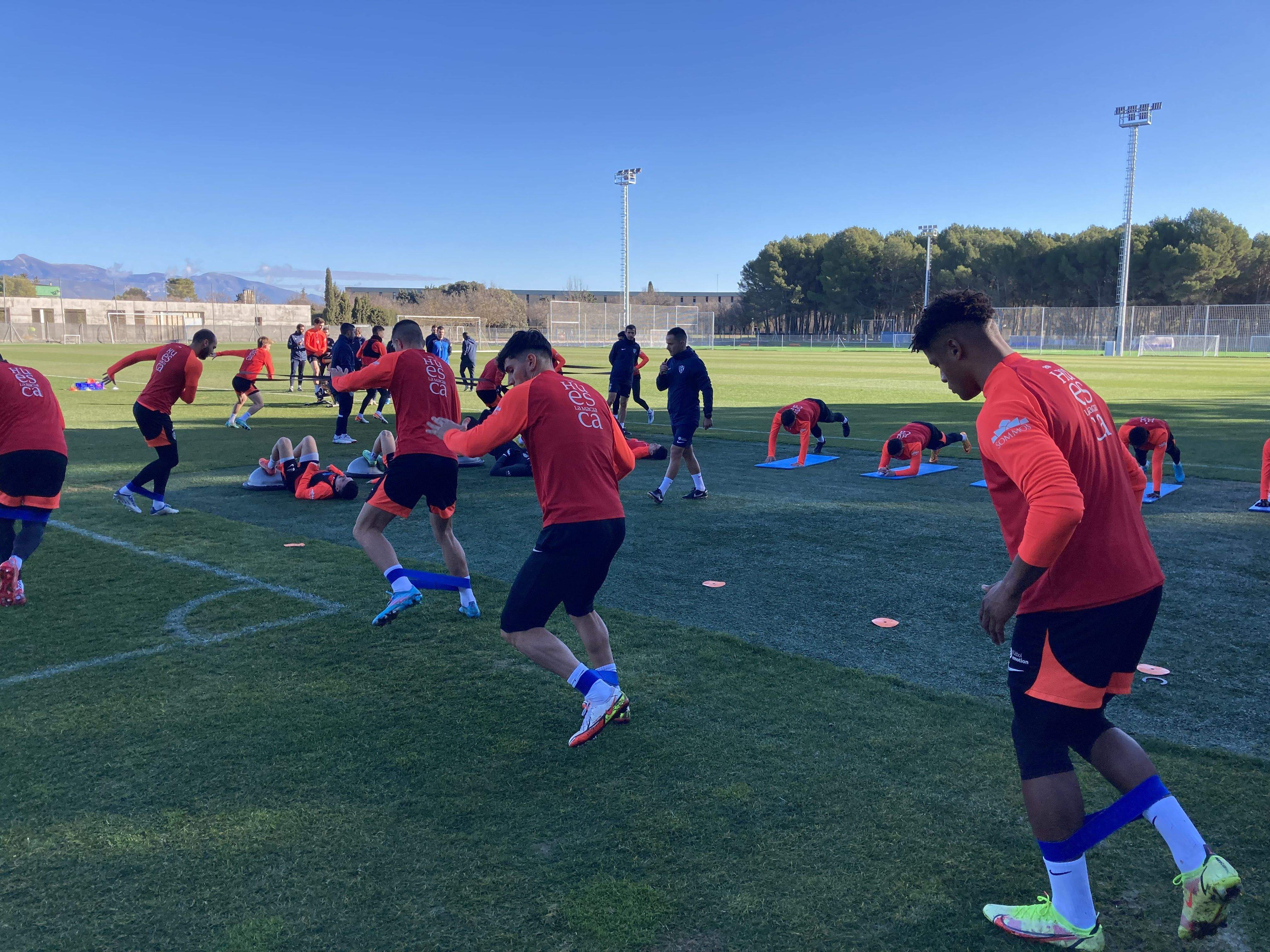 Ejercicios de activación en el regreso a los entrenamientos de la SD Huesca. Foto: Adrián Mora