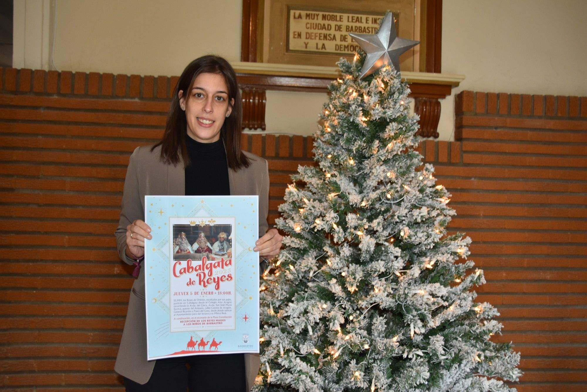 Lorena Espierrez, concejal de fiestas, con el Cartel de los Reyes Magos.