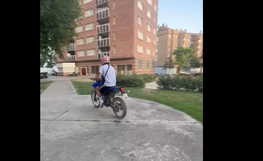 Imagen de una de las motos que ha atravesado el Pasaje Almériz por un lugar prohibido con riesgo para la ciudadanía.