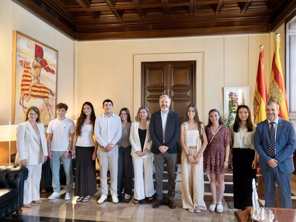 El presidente Azcón recibe a los alumnos con los mejores expedientes de la PAU 2025. Foto Fabián Simón.