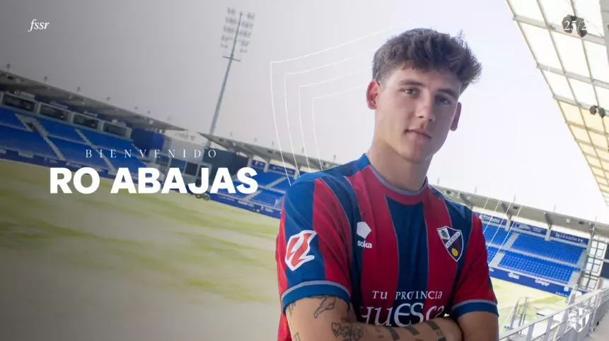 Ro Abajas ya posa con la camiseta azulgrana del Huesca. Foto: SD Huesca
