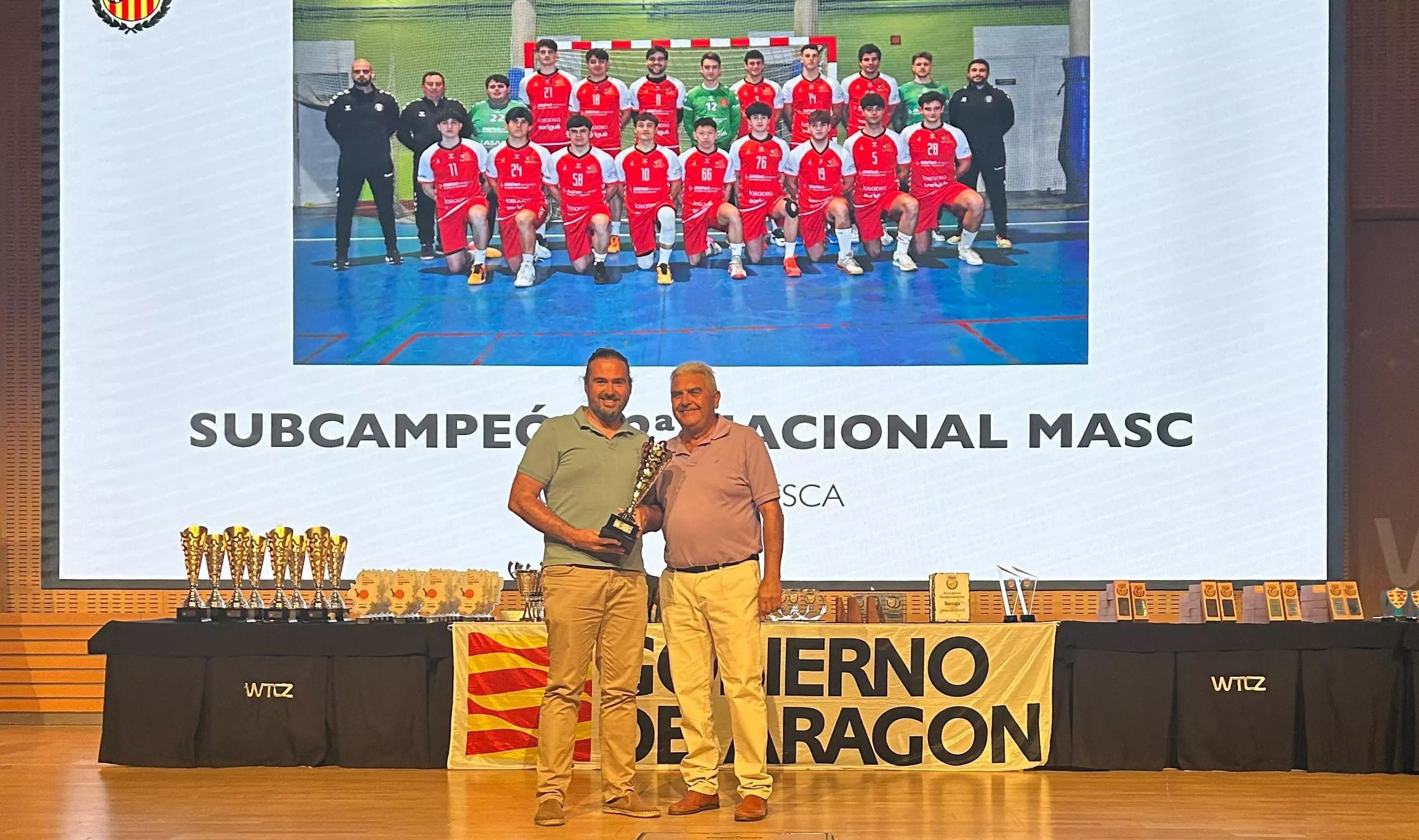 Néstor Oliva, gerente del Club Balonmano Huesca, recoge un trofeo. Néstor Oliva, gerente del Club Balonmano Huesca, recoge un trofeo.